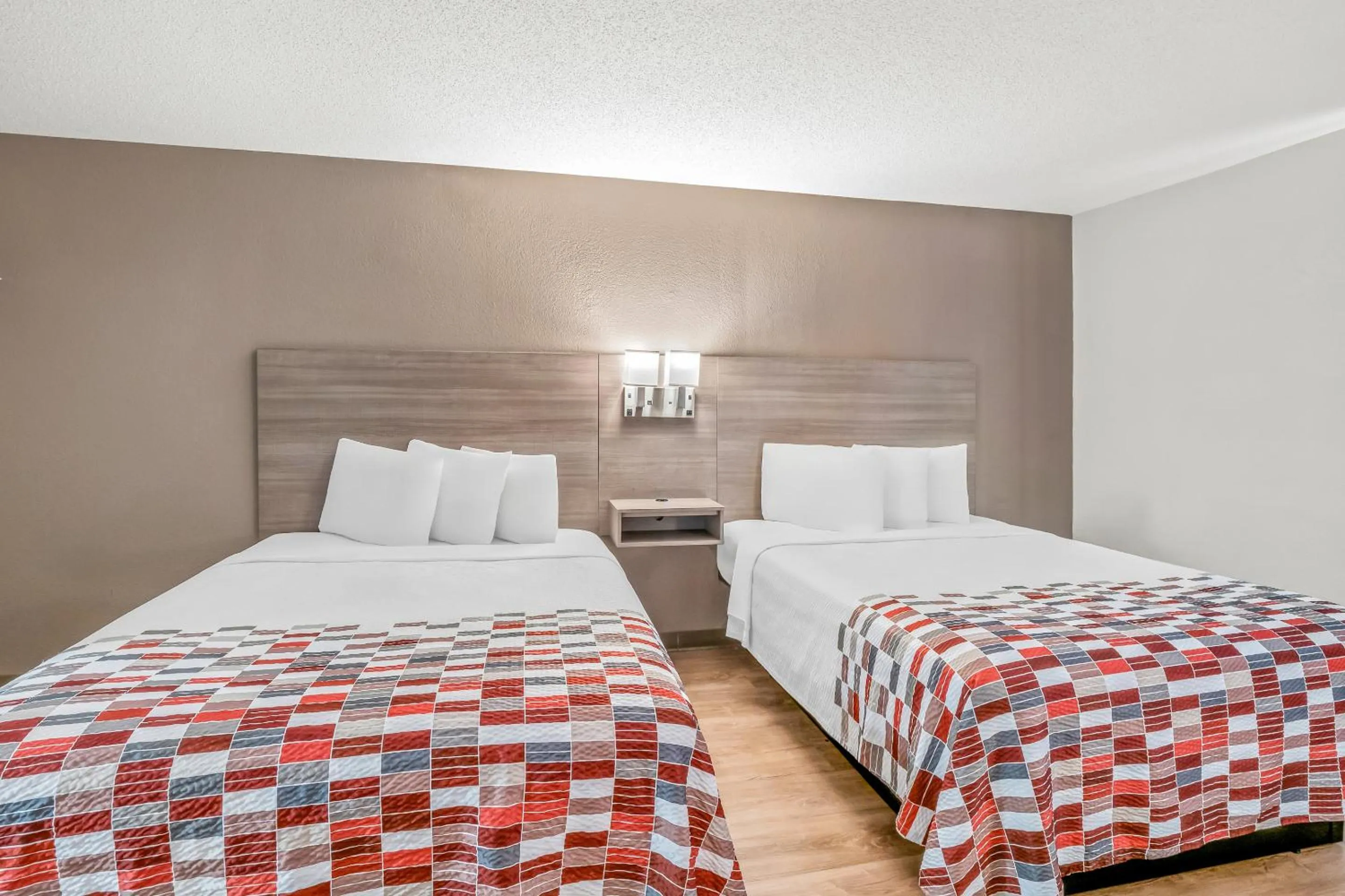 Bedroom, Bed in Red Roof Inn Southfield