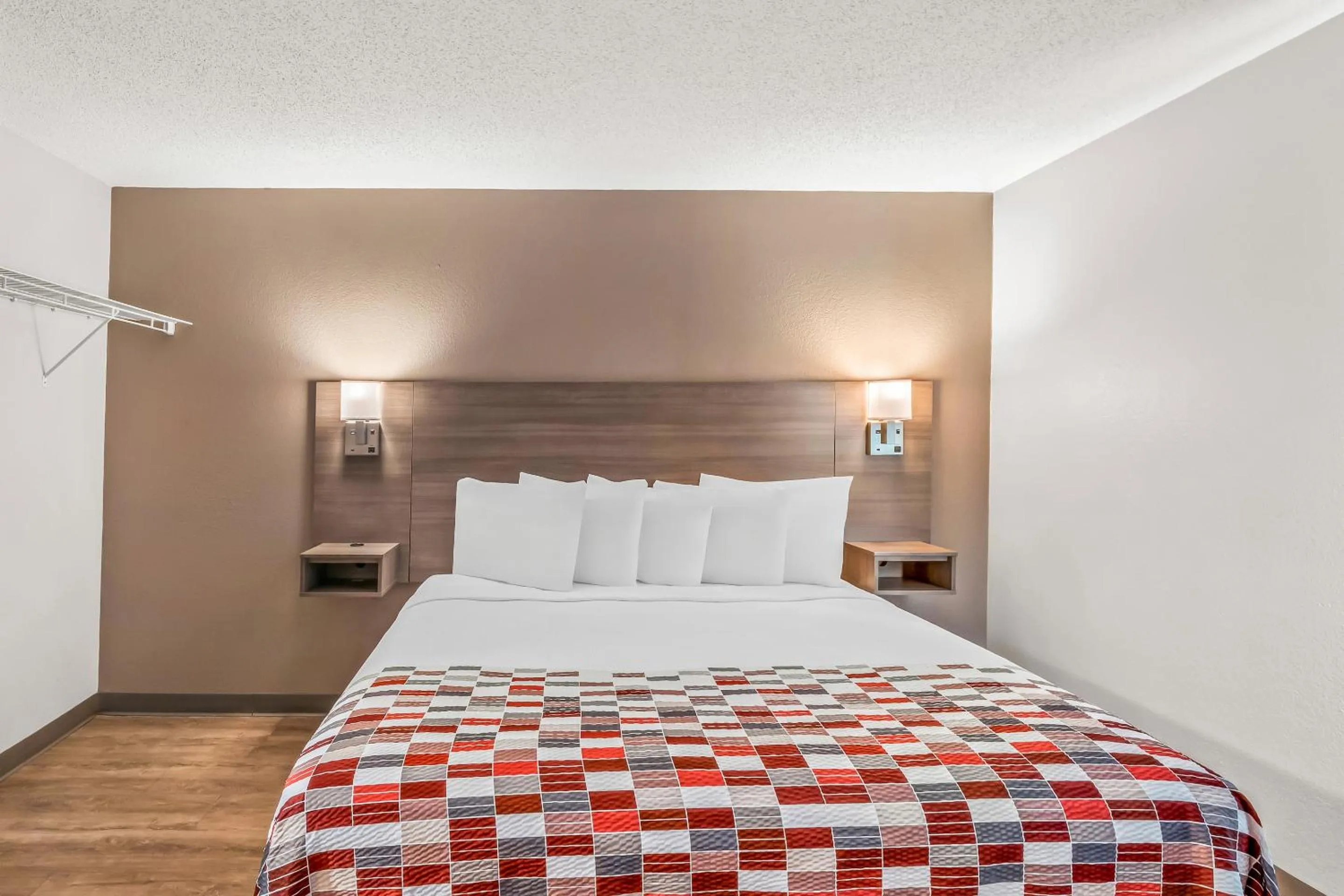 Bedroom, Bed in Red Roof Inn Southfield