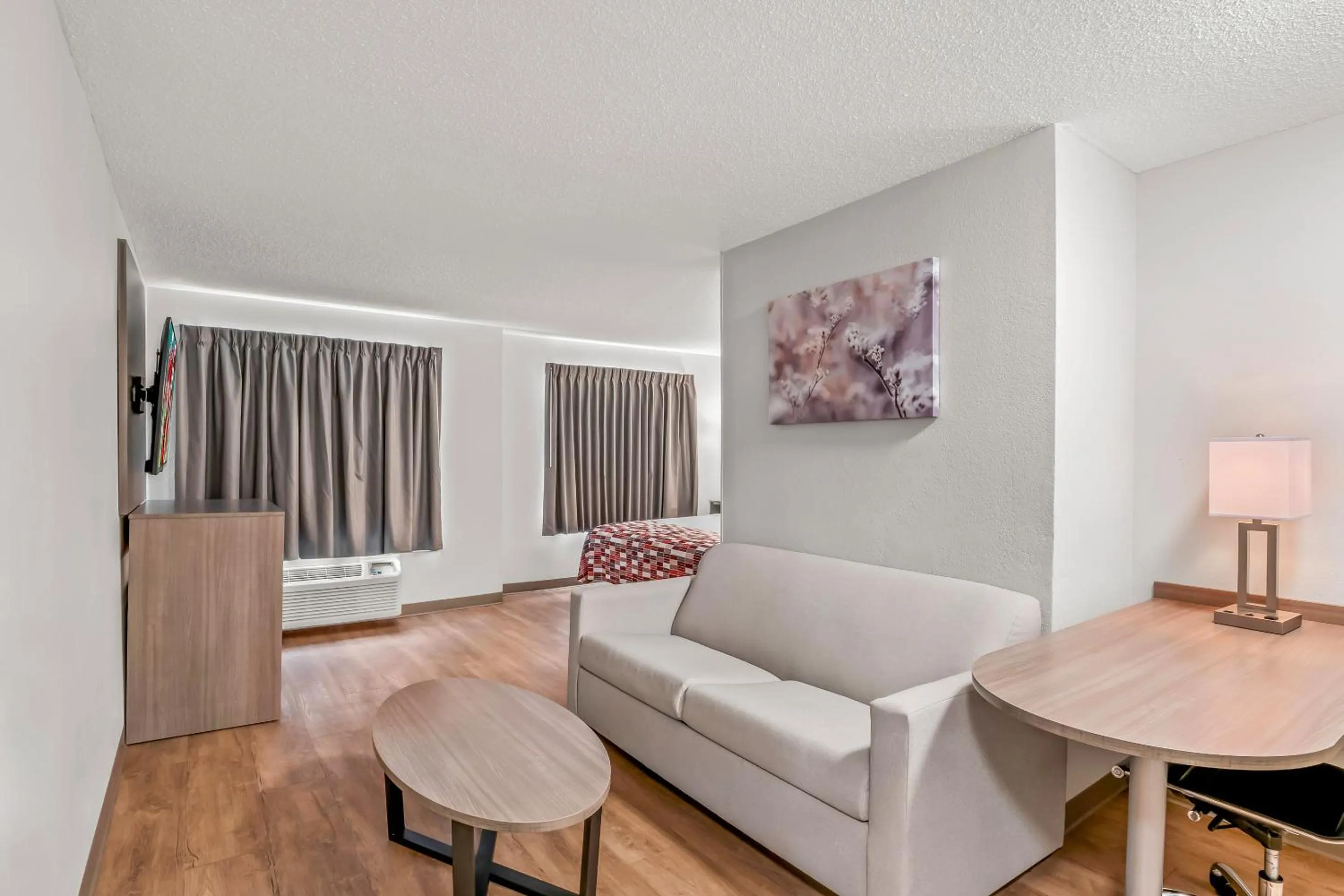 Photo of the whole room, Bed in Red Roof Inn Southfield