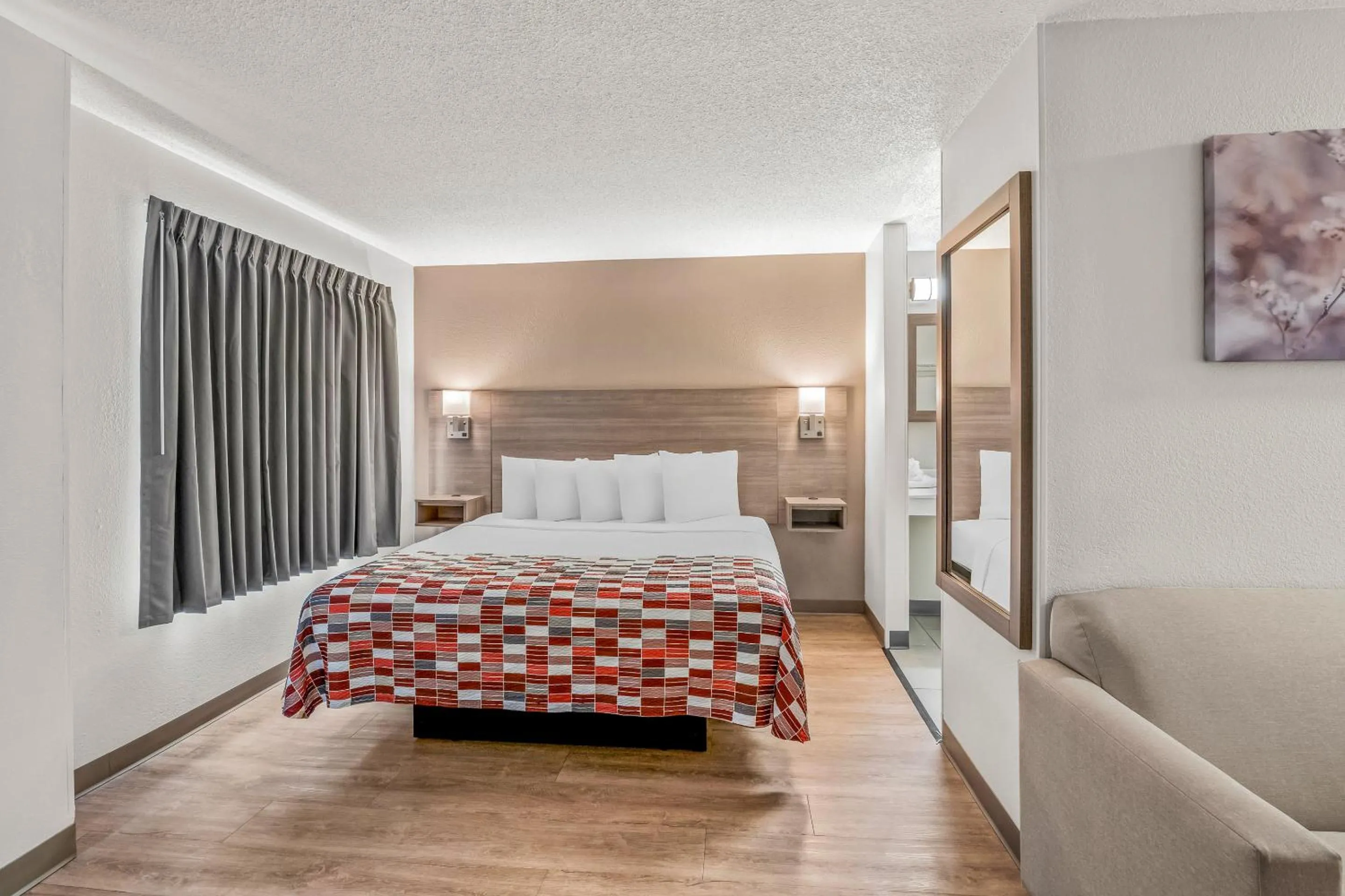 Bedroom, Bed in Red Roof Inn Southfield