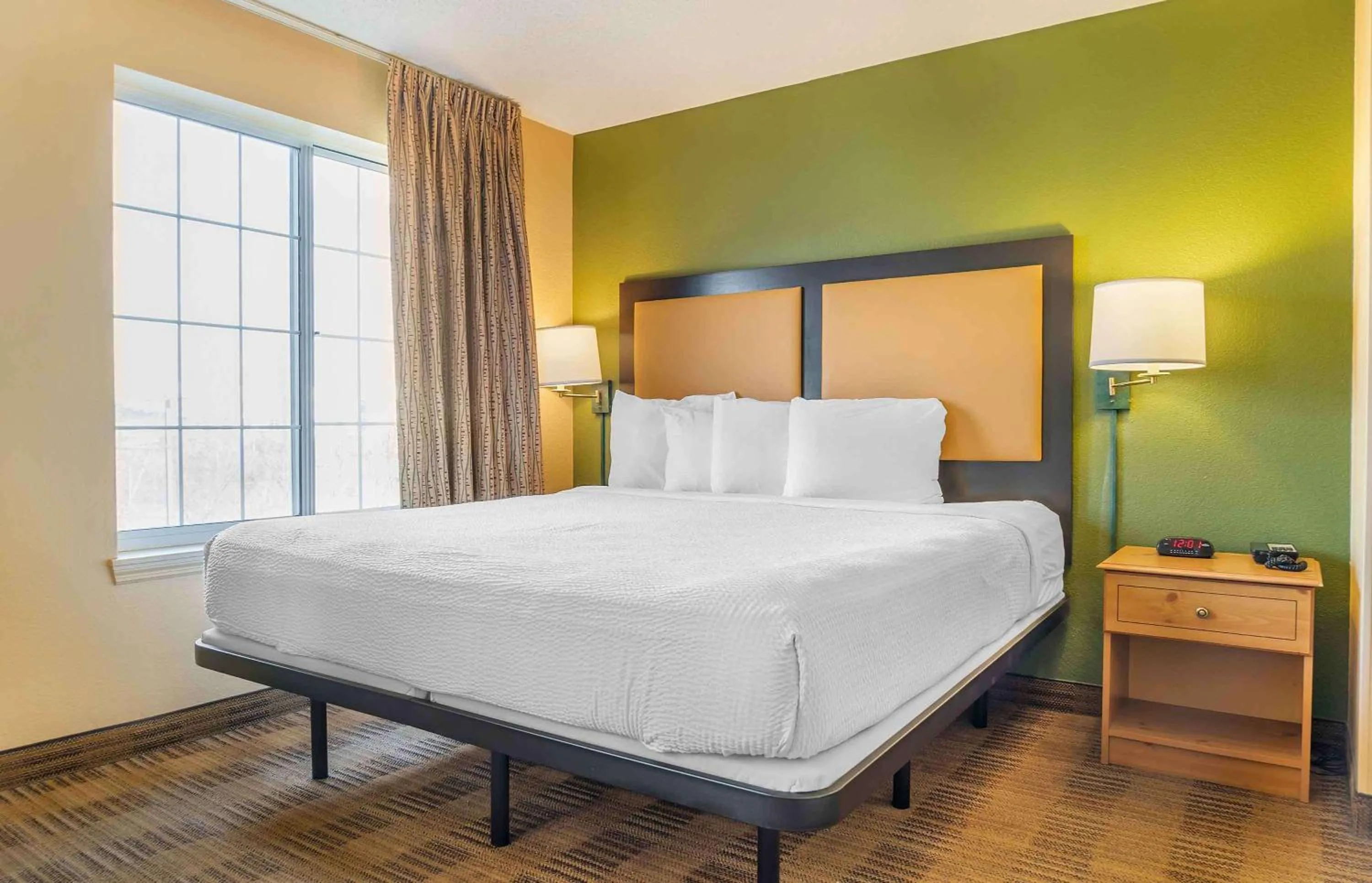Bedroom, Bed in Auburn Hills Extended Stay Inn