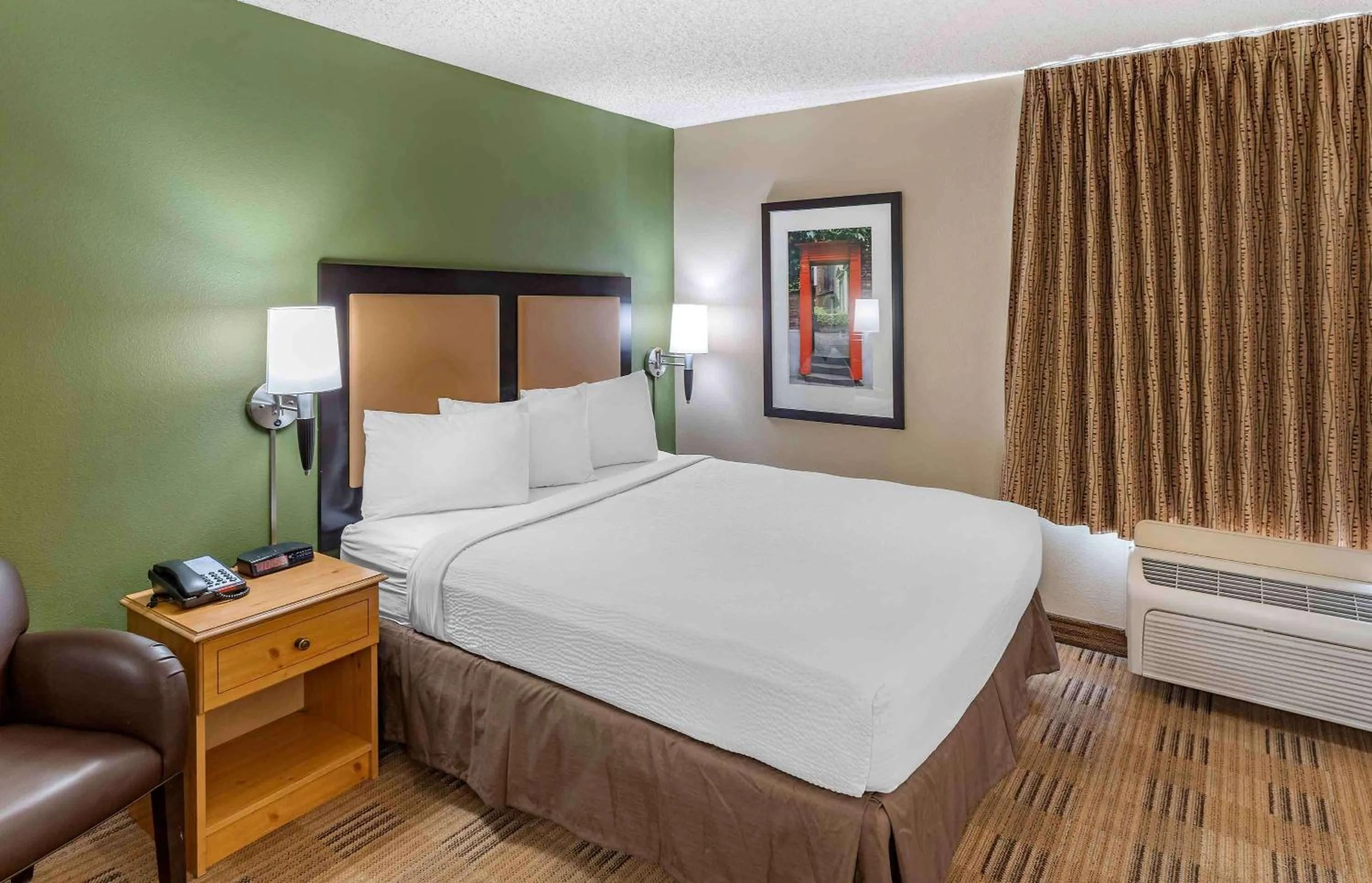 Bedroom, Bed in Auburn Hills Extended Stay Inn
