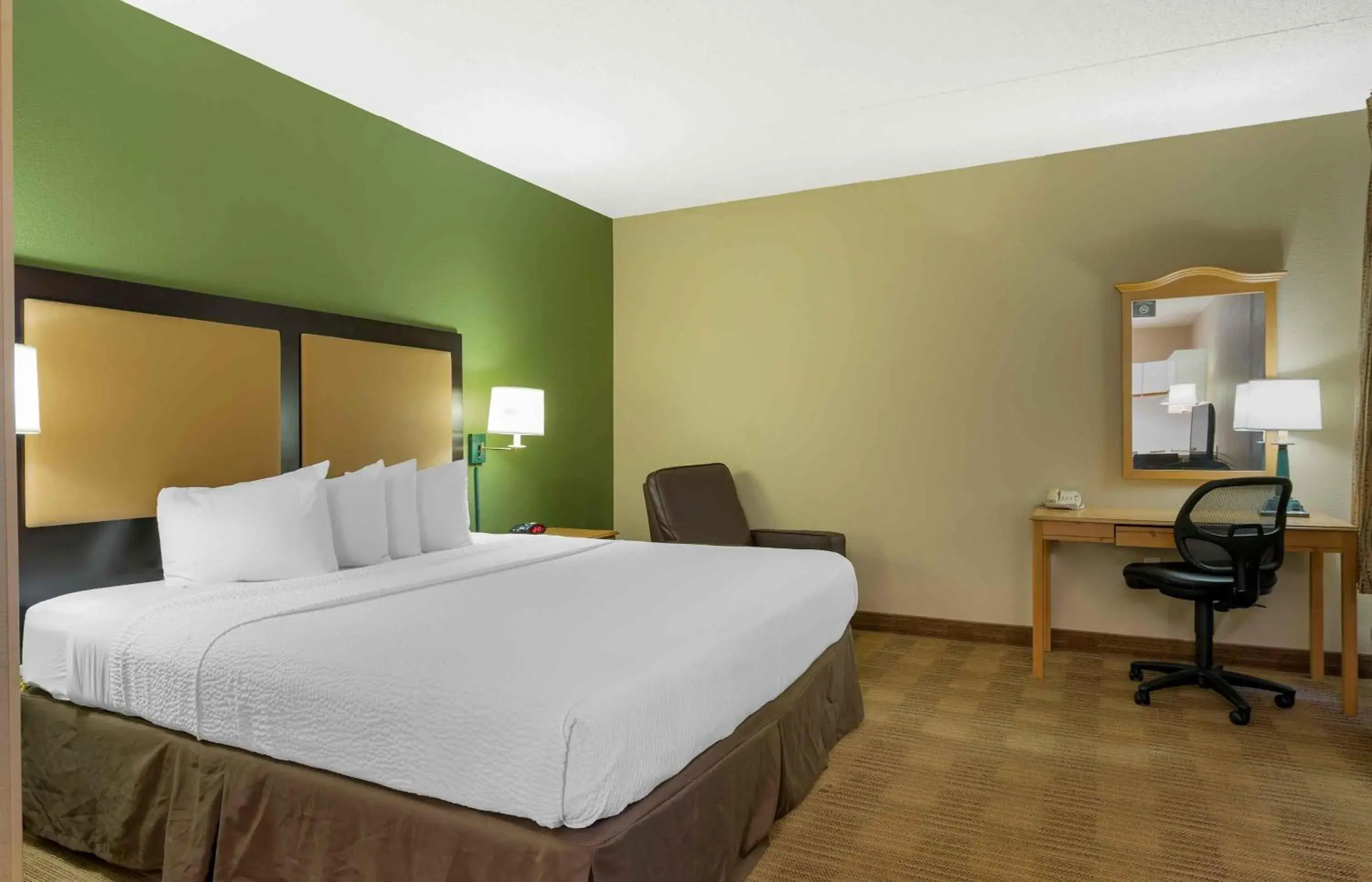 Bedroom, Bed in Extended Stay America Suites - Orange County - Cypress Bedroom, Bed in Extended Stay America Suites - Orange County - Cypress