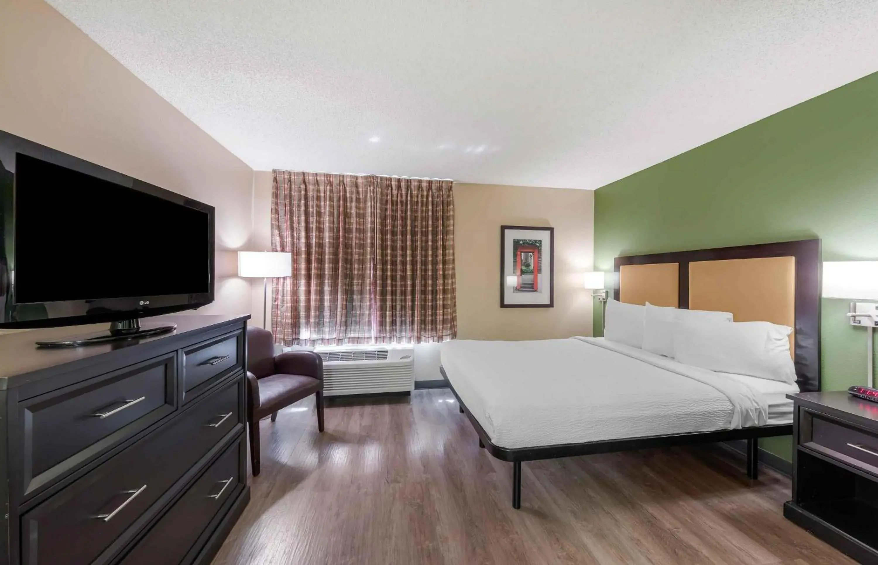 Bedroom, Bed in Extended Stay America Suites - Orange County - Cypress Bedroom, Bed in Extended Stay America Suites - Orange County - Cypress