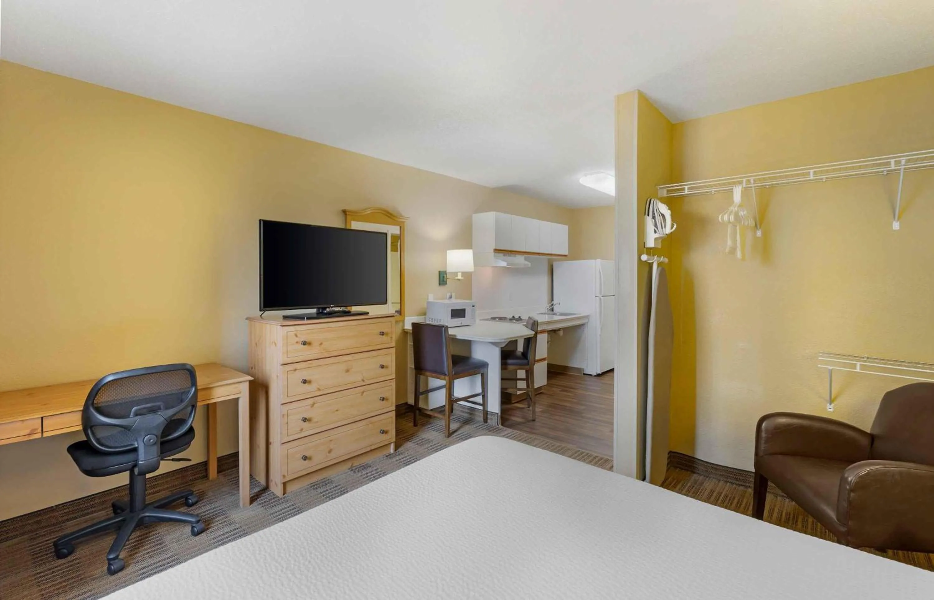 Bedroom, Bed in Extended Stay America Suites - Orange County - Cypress