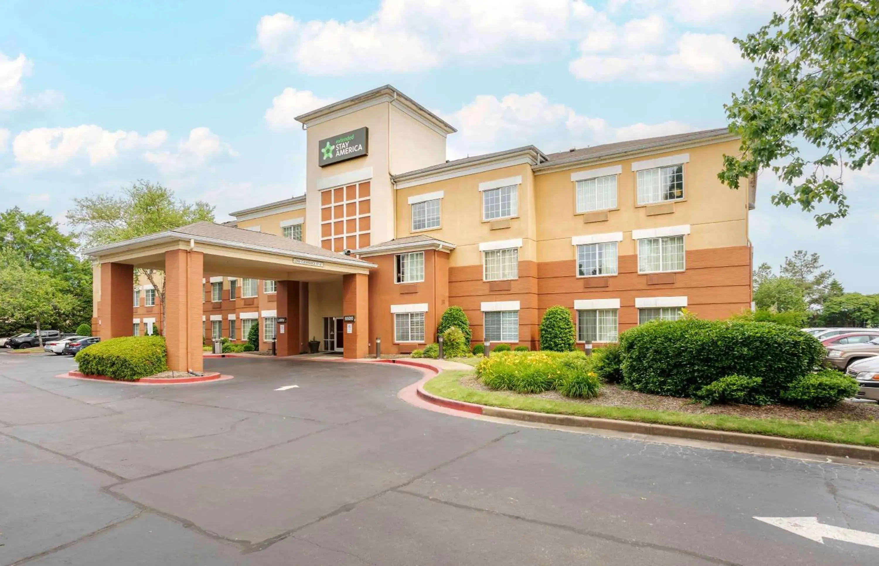 Property building in Extended Stay America Suites - Memphis - Germantown Property building in Extended Stay America Suites - Memphis - Germantown