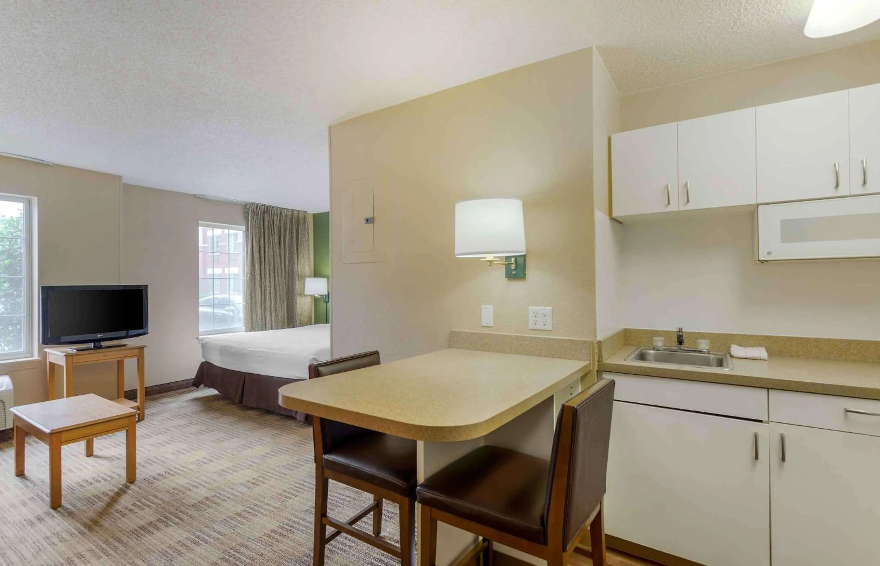 Kitchen or kitchenette, Bed in Extended Stay America Suites - Memphis - Germantown