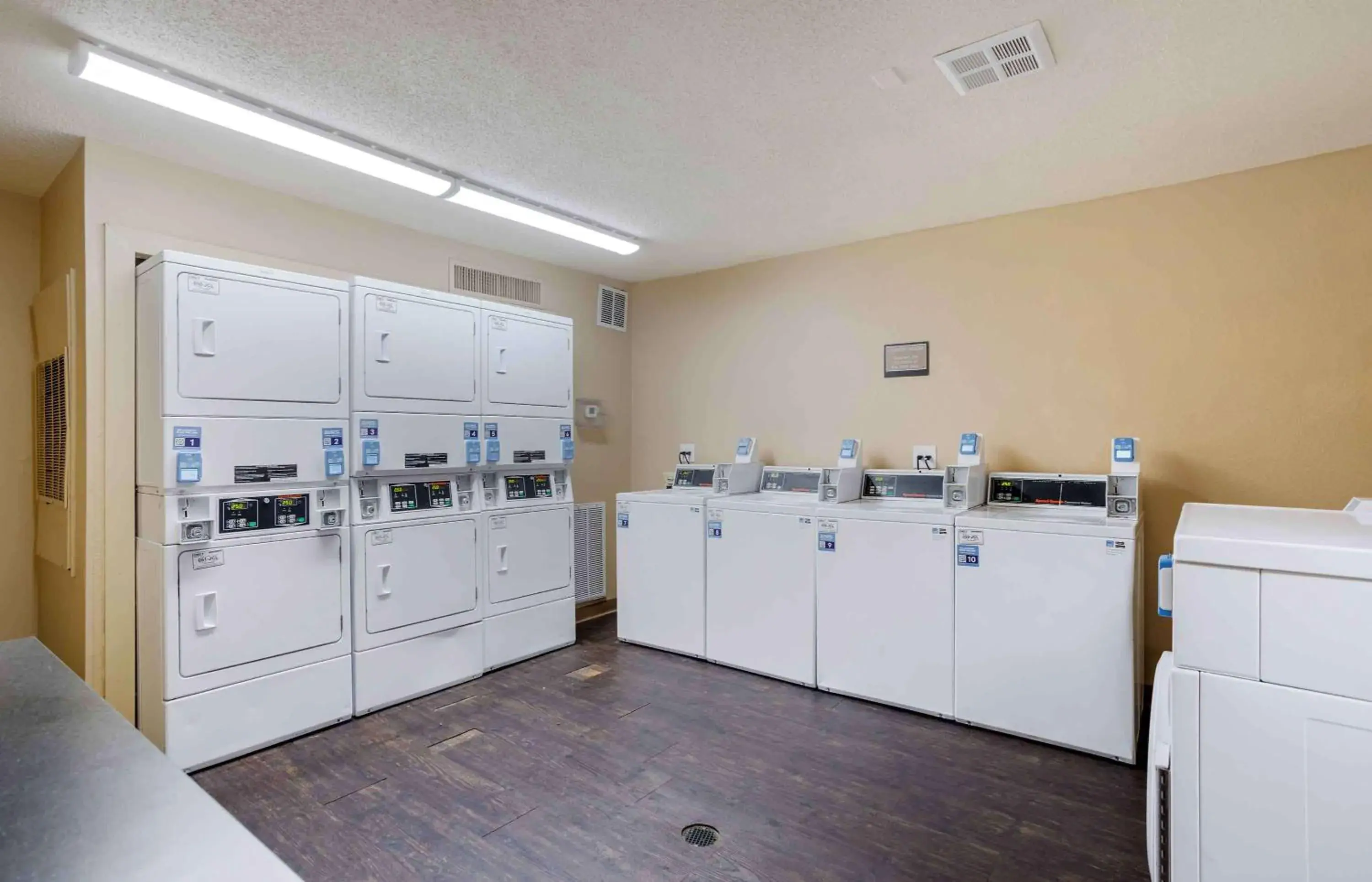 Property building in Extended Stay America Suites - Memphis - Germantown Property building in Extended Stay America Suites - Memphis - Germantown