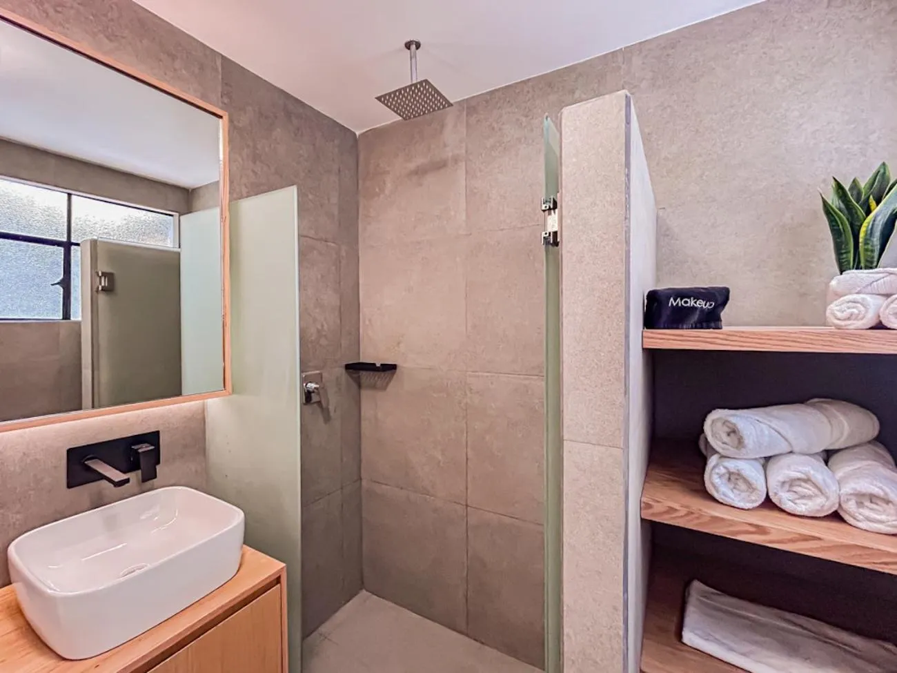 Shower in Mi Zona Lodging WTC