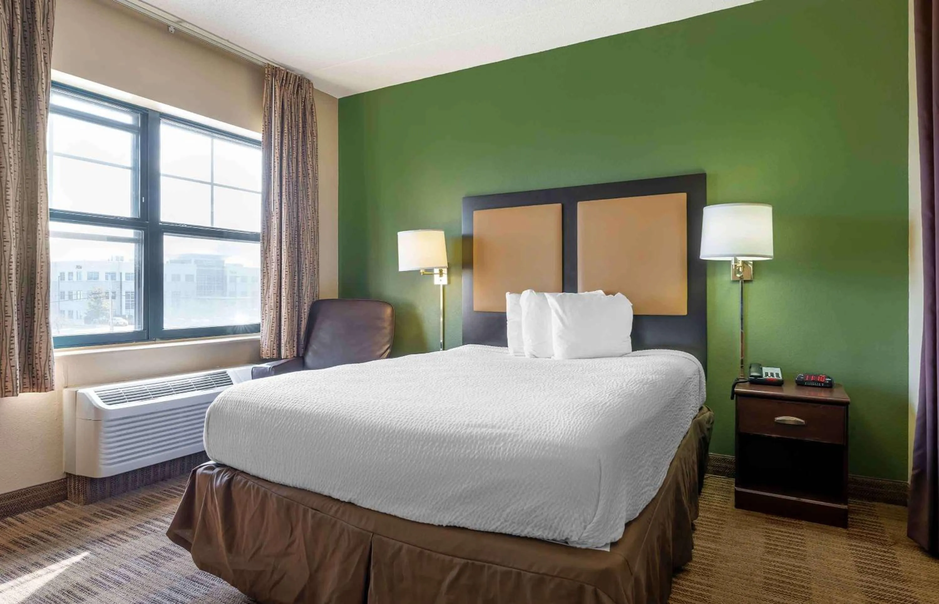 Bedroom, Bed in Extended Stay America Suites - Chicago - Midway