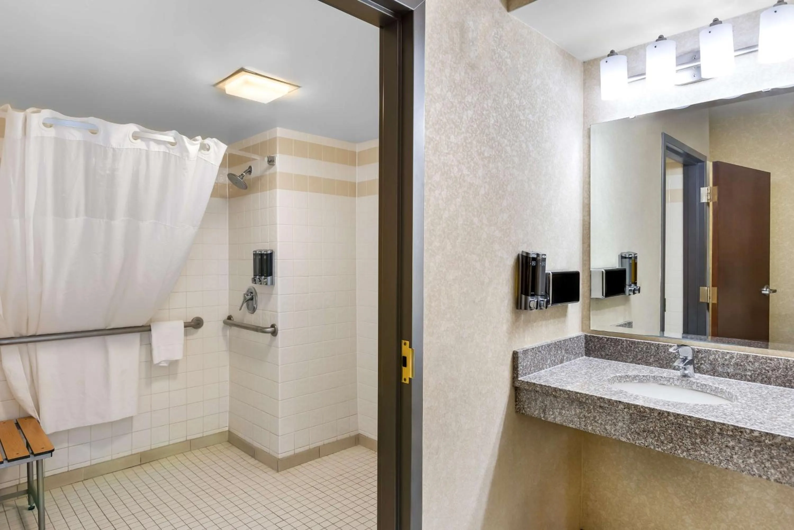 Bathroom in Sonesta Essential Houston Hobby Airport