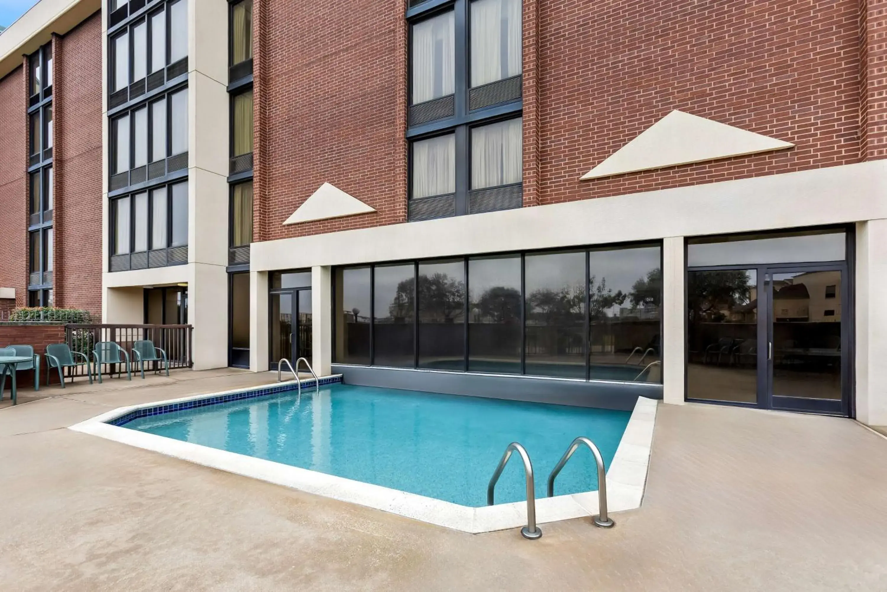 Pool view in Sonesta Essential Houston Hobby Airport Pool view in Sonesta Essential Houston Hobby Airport