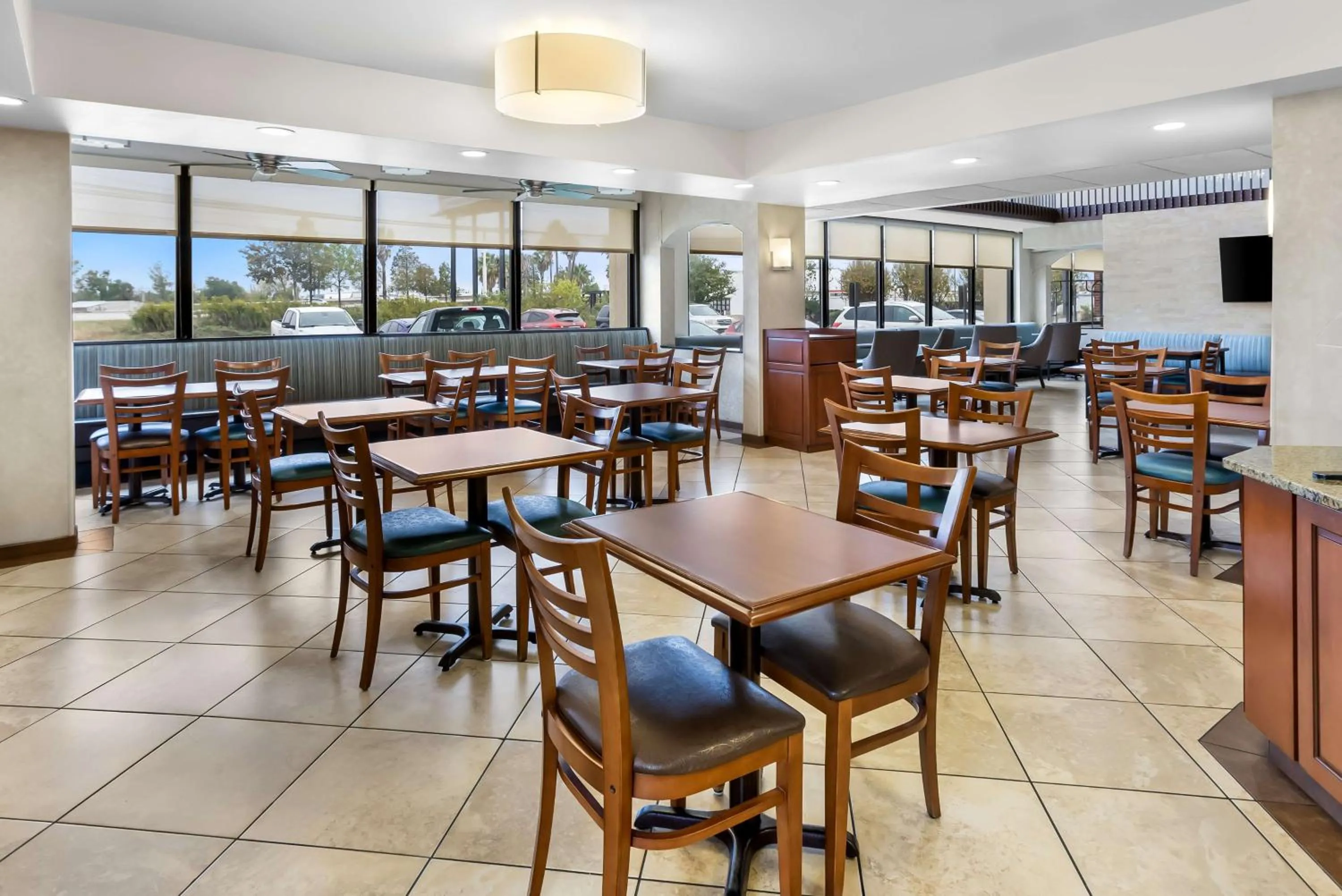 Restaurant/places to eat in Sonesta Essential Houston Hobby Airport
