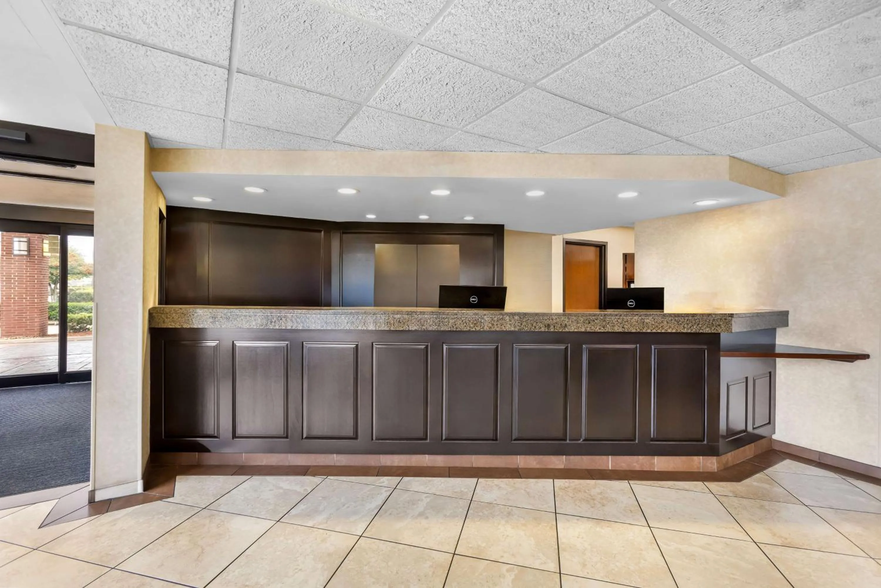 Lobby or reception in Sonesta Essential Houston Hobby Airport