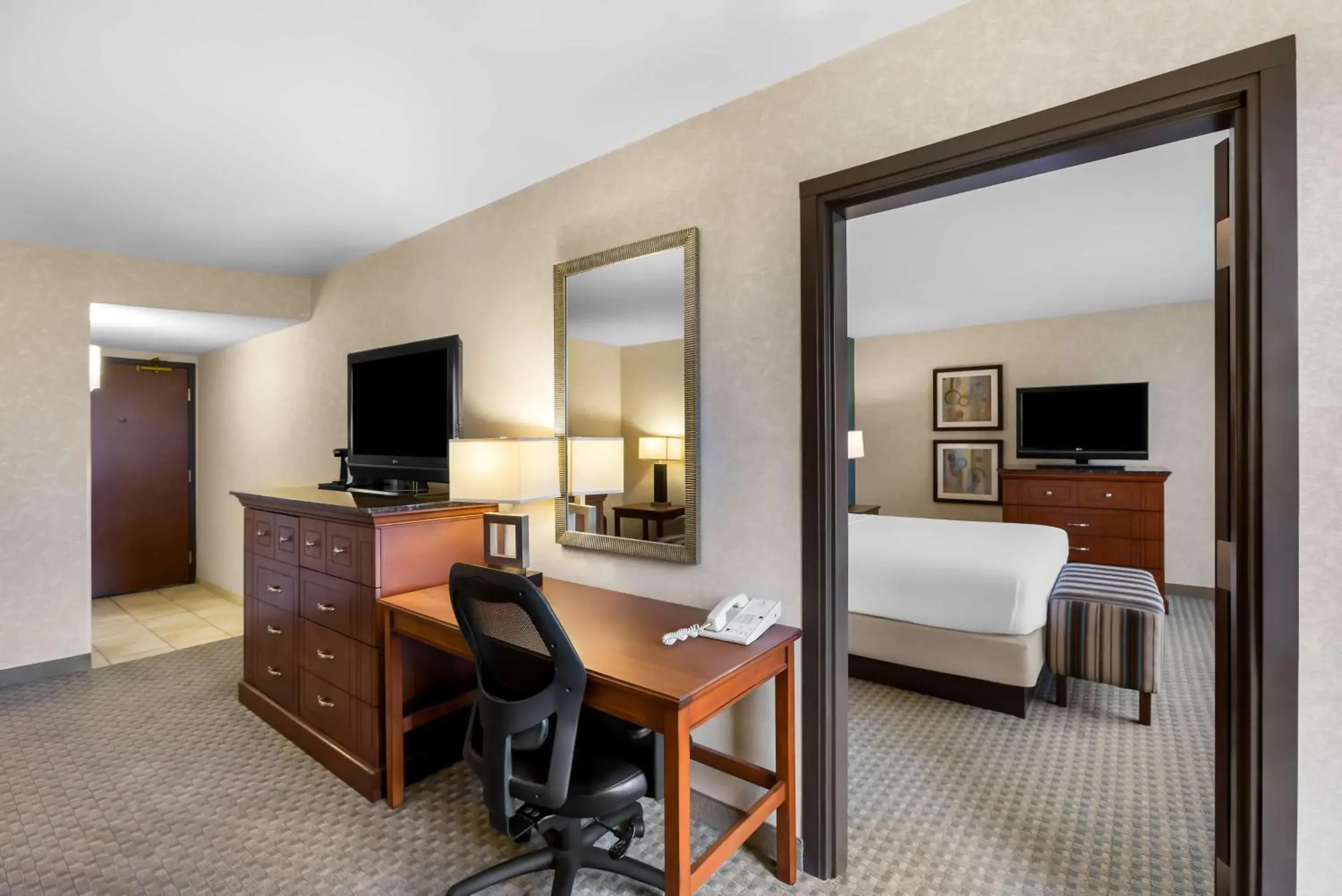 Photo of the whole room, Bed in Sonesta Essential Houston Hobby Airport Photo of the whole room, Bed in Sonesta Essential Houston Hobby Airport