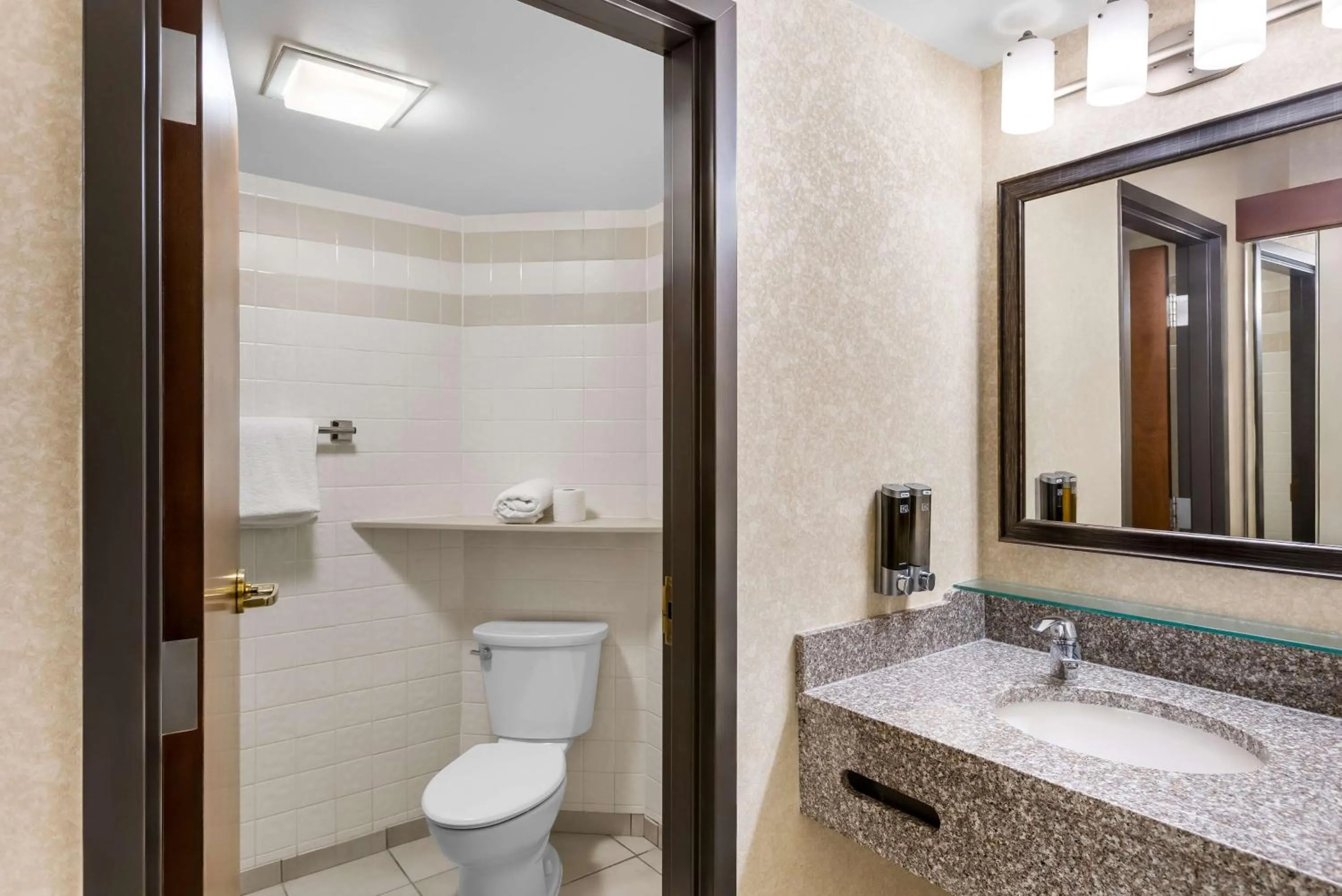 Bedroom in Sonesta Essential Houston Hobby Airport