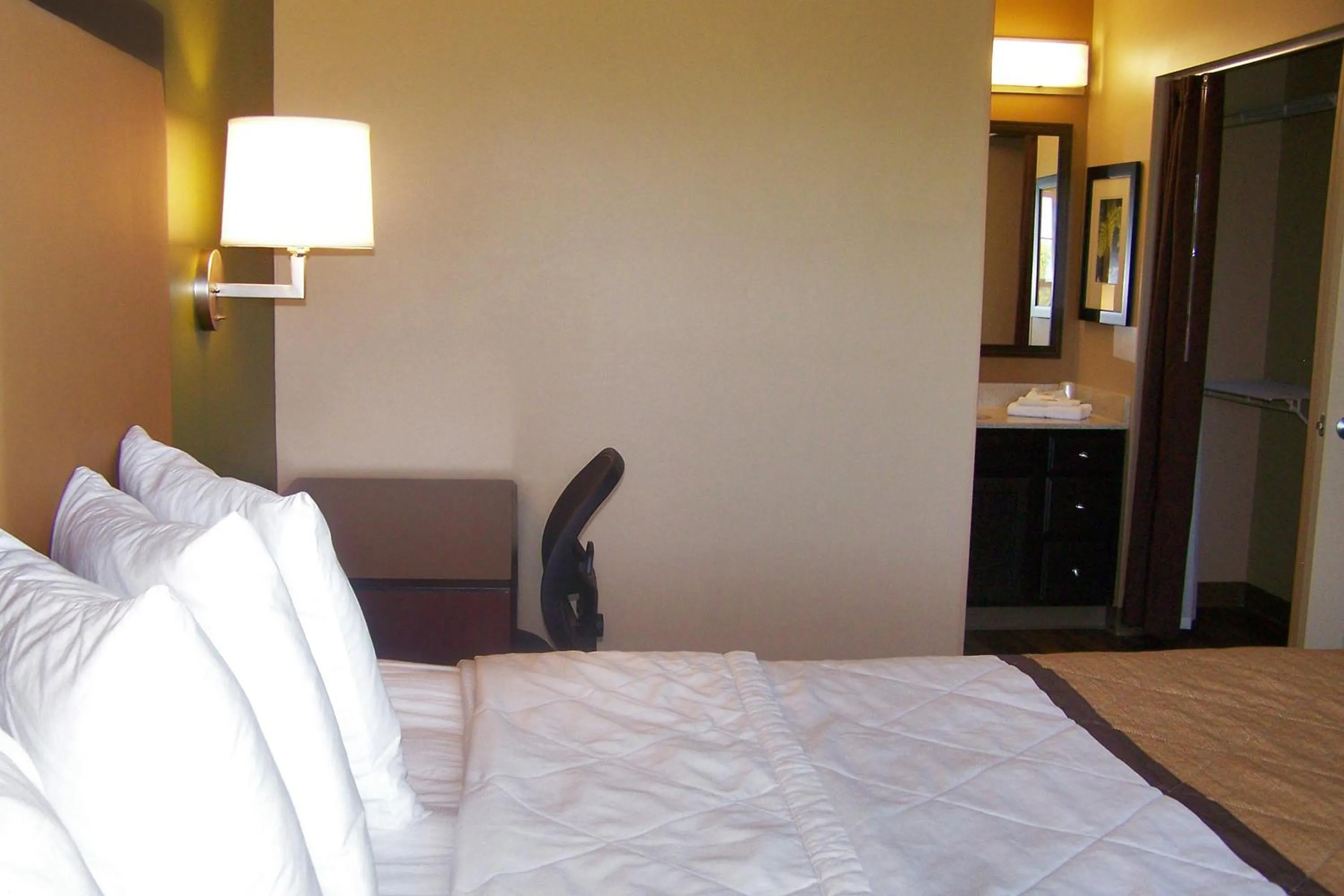 Bed in Extended Stay America Suites - Denver - Aurora North