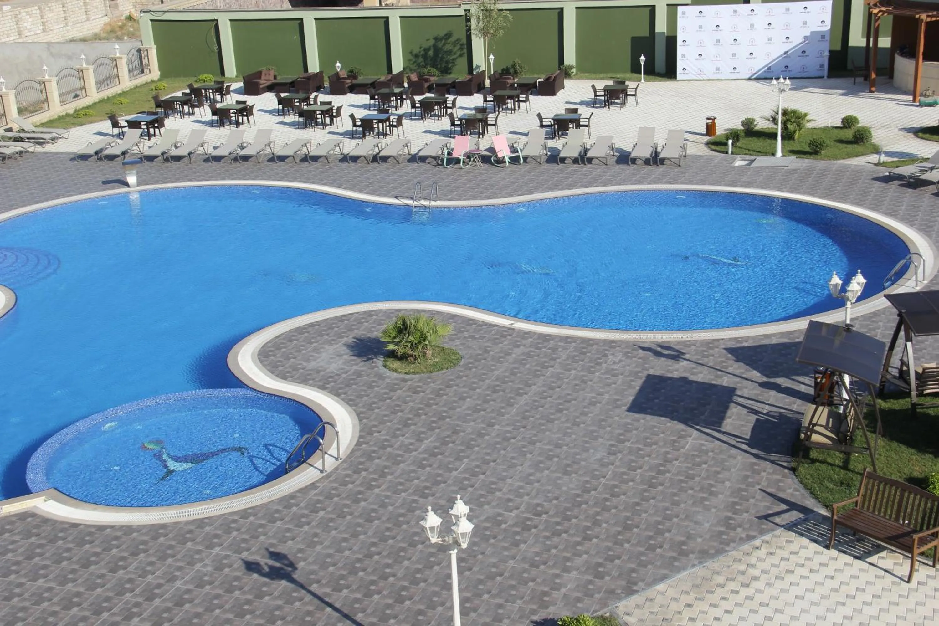 Swimming pool in Khazar Inji Hotel