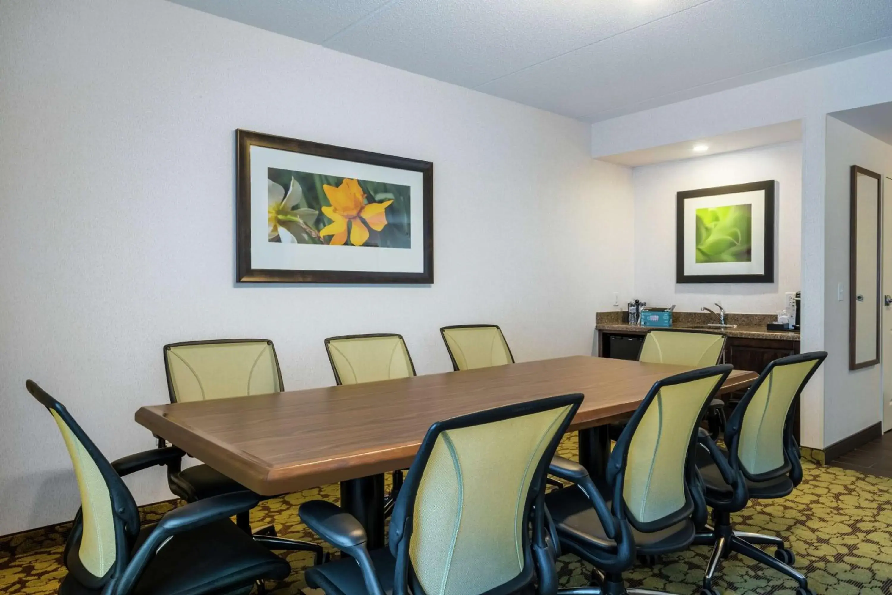 Photo of the whole room in Hilton Garden Inn Valley Forge/Oaks Photo of the whole room in Hilton Garden Inn Valley Forge/Oaks