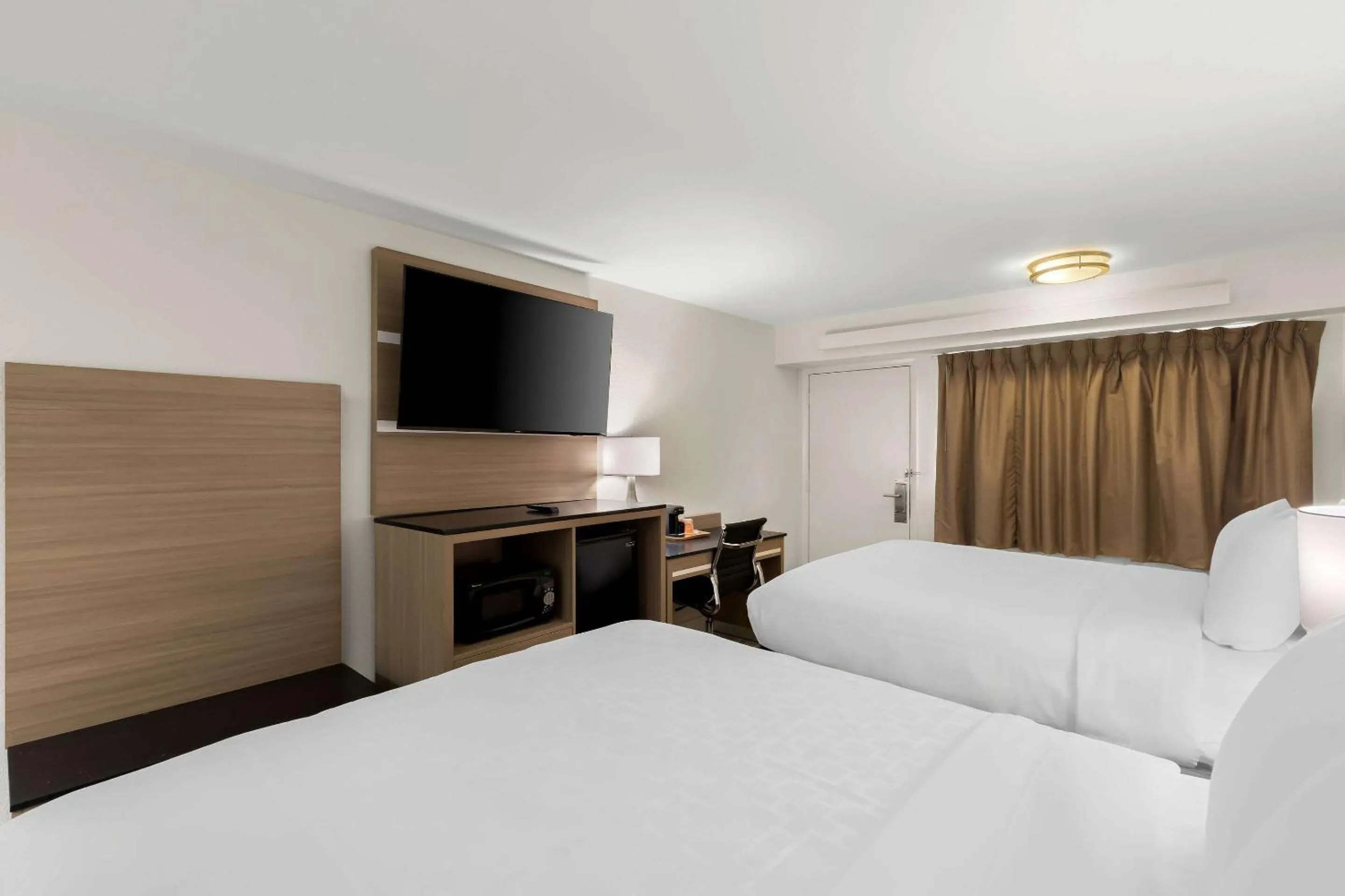 Bedroom, Bed in Clarion Pointe Kennesaw Town Center