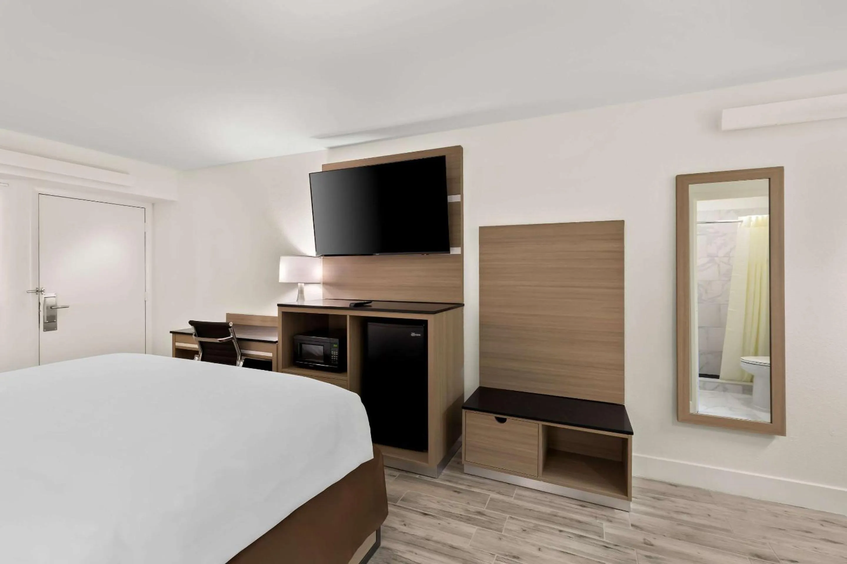 Bedroom, Bed in Clarion Pointe Kennesaw Town Center