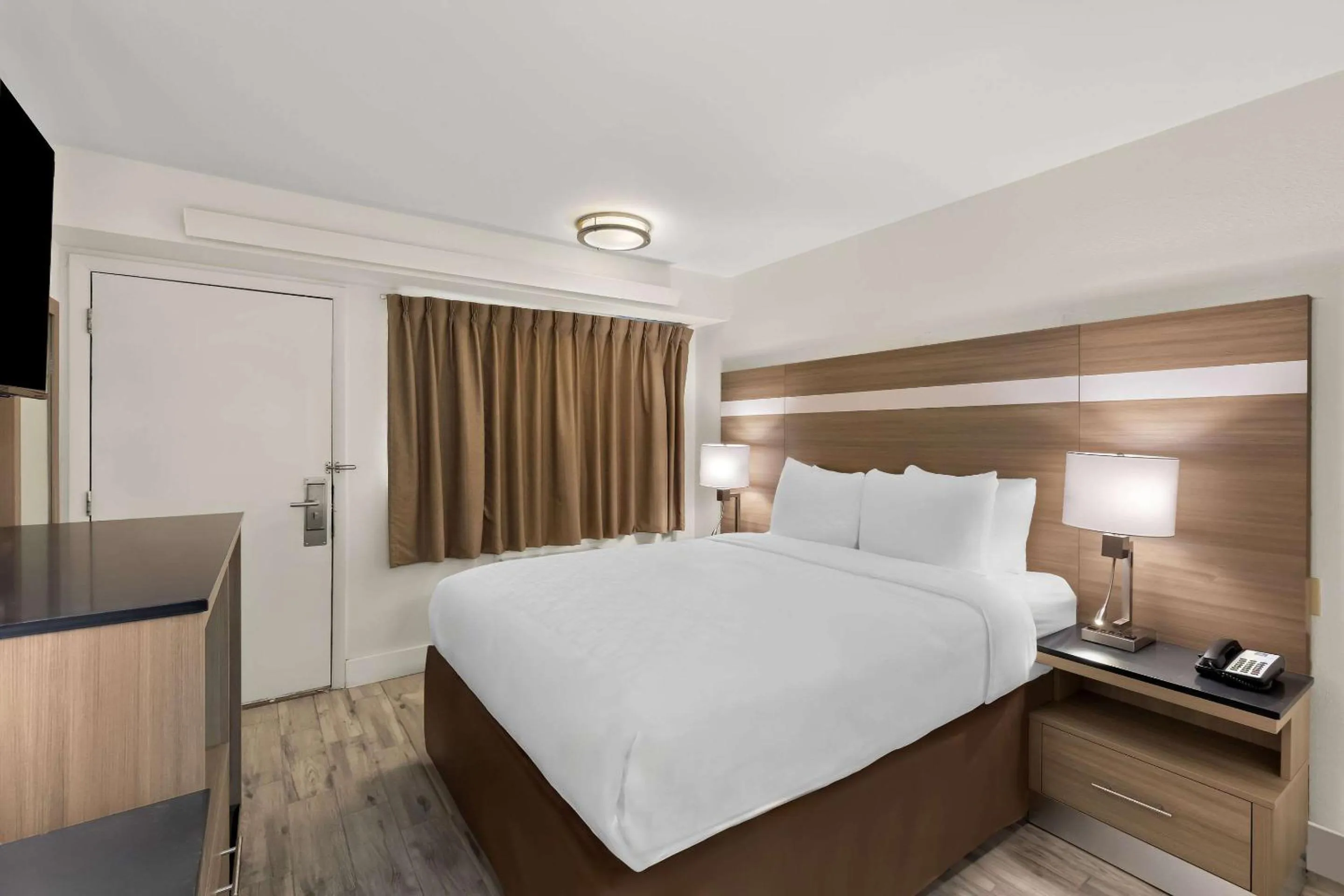 Bedroom, Bed in Clarion Pointe Kennesaw Town Center