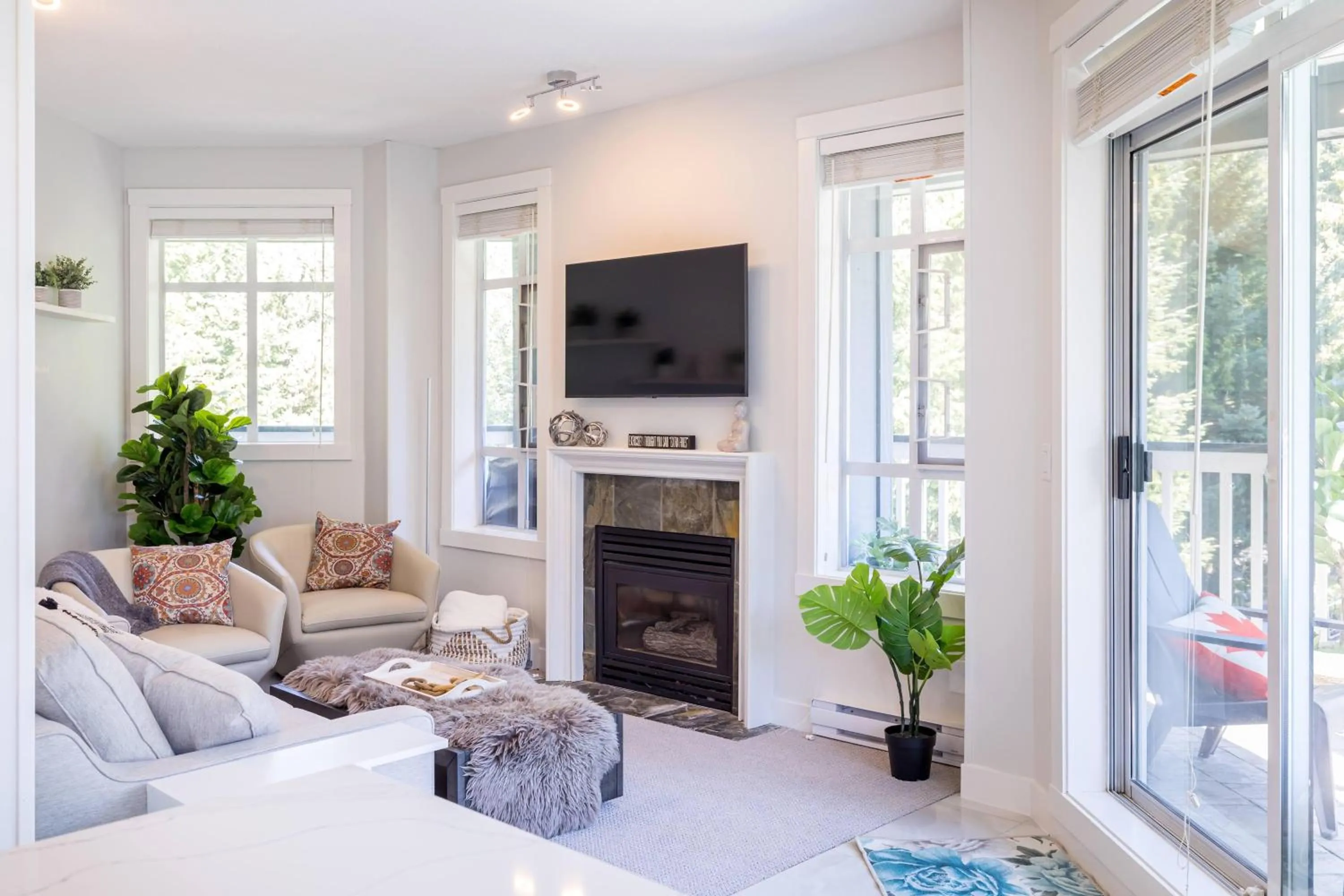 Panoramic Views from this gorgeous 2 Bed Property - Village Location