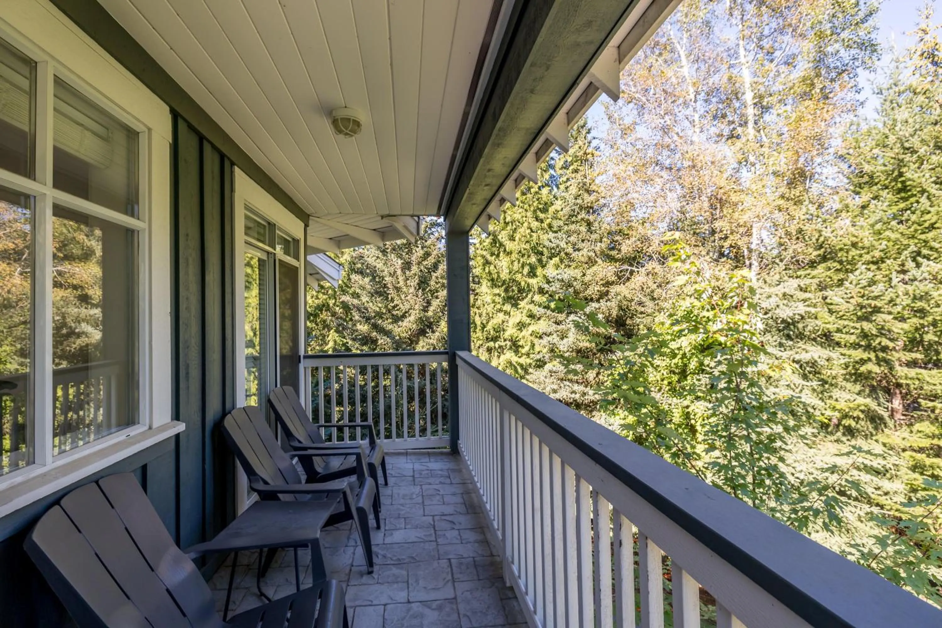 Panoramic Views from this gorgeous 2 Bed Property - Village Location