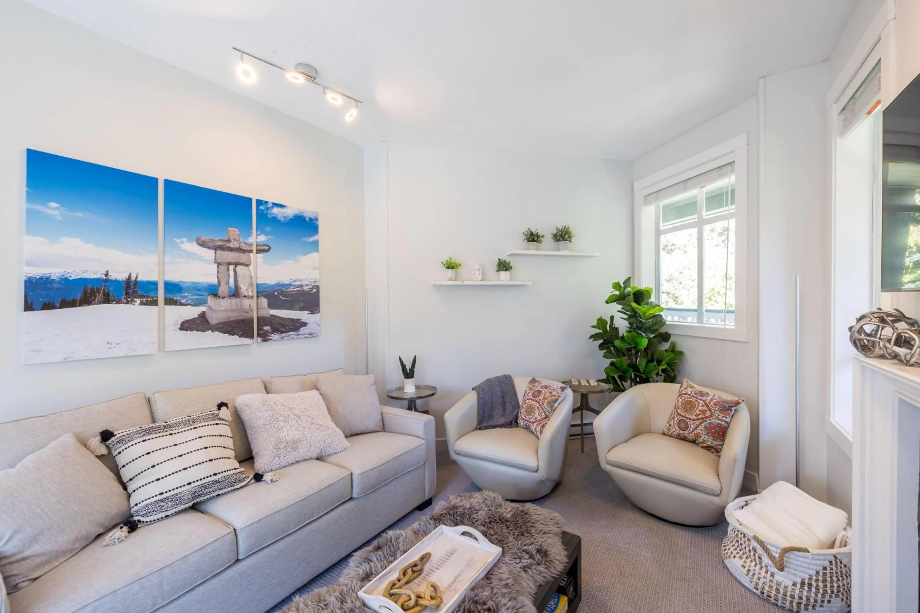 Panoramic Views from this gorgeous 2 Bed Property - Village Location