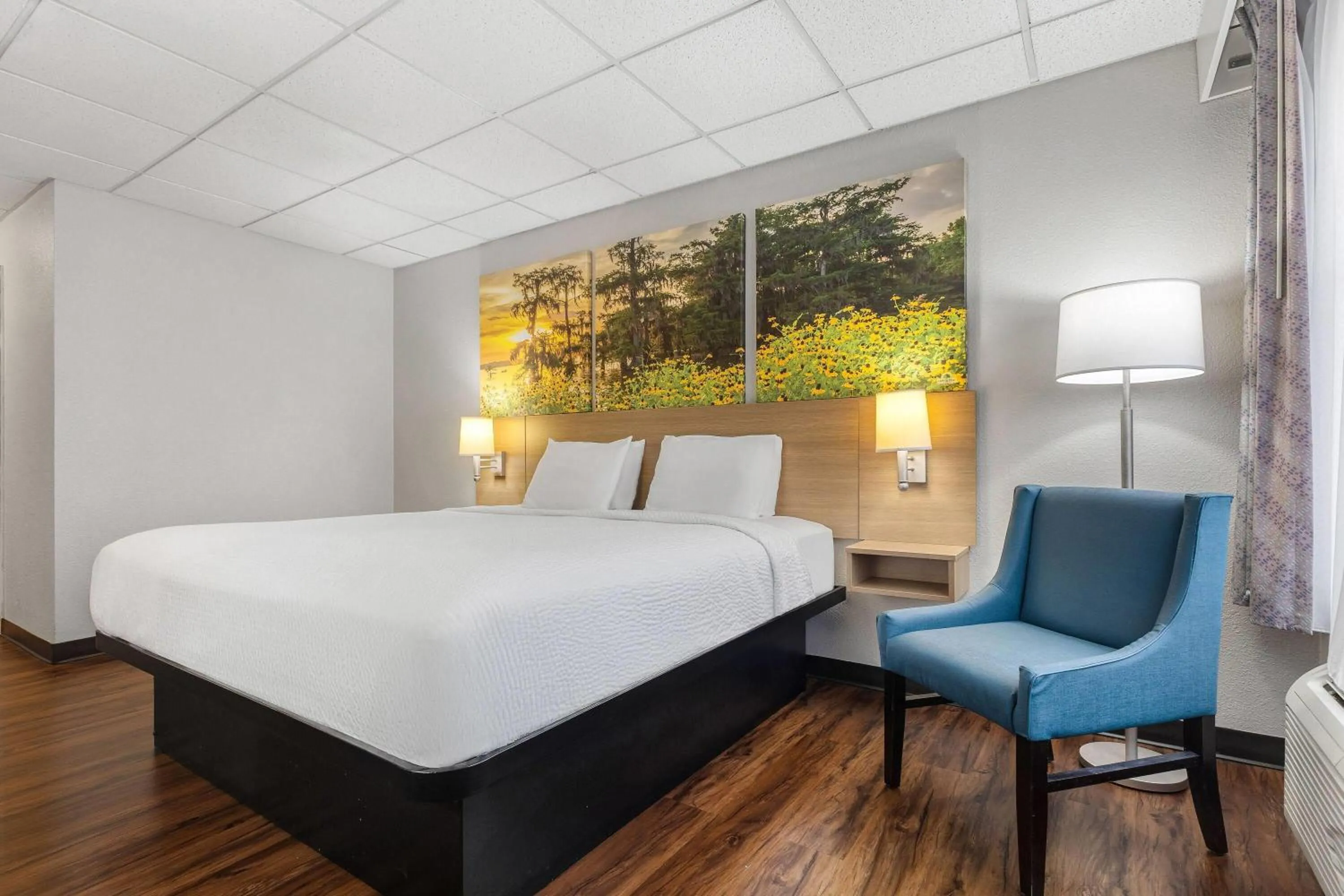 Bed in Days Inn by Wyndham Madisonville
