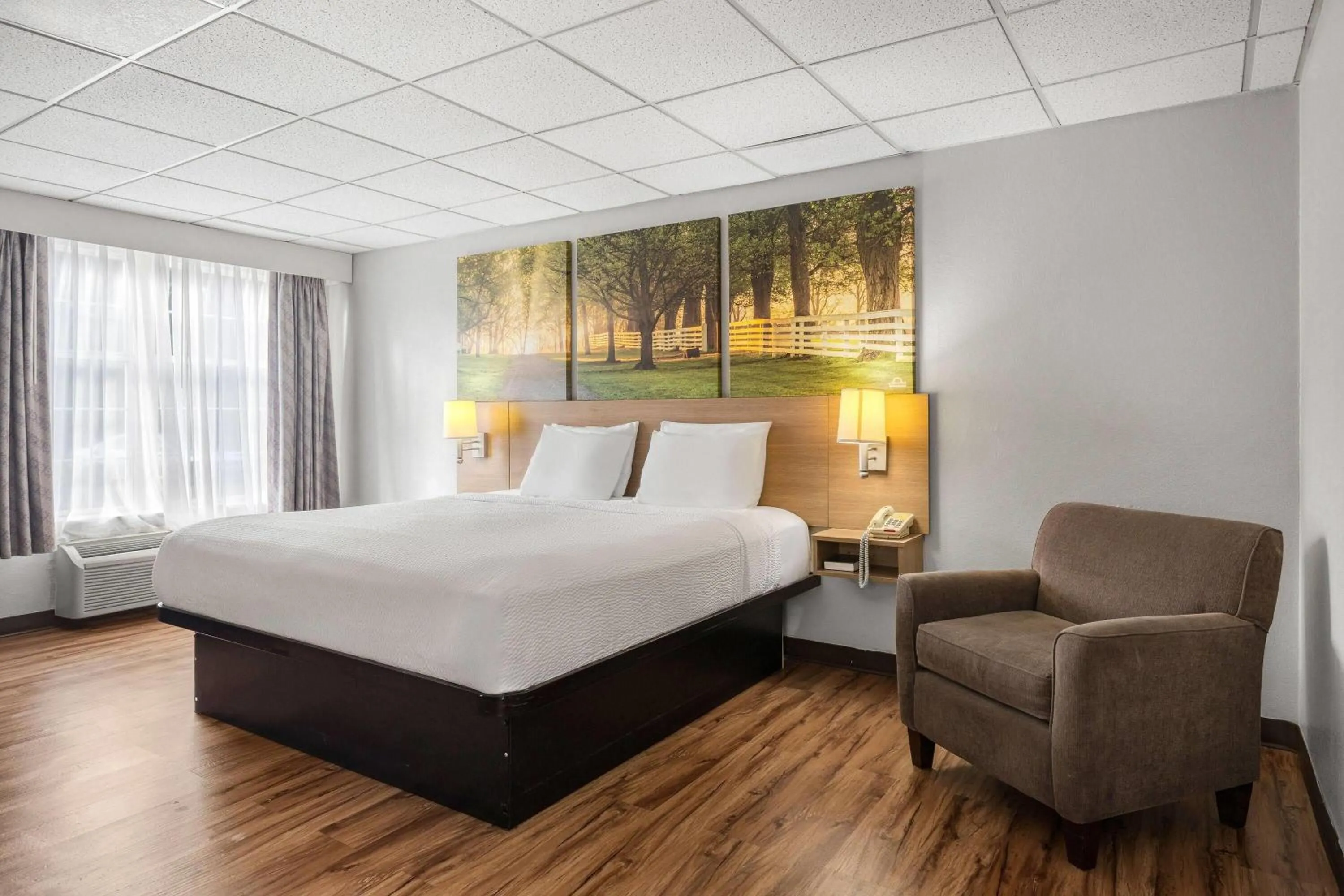Bed in Days Inn by Wyndham Madisonville