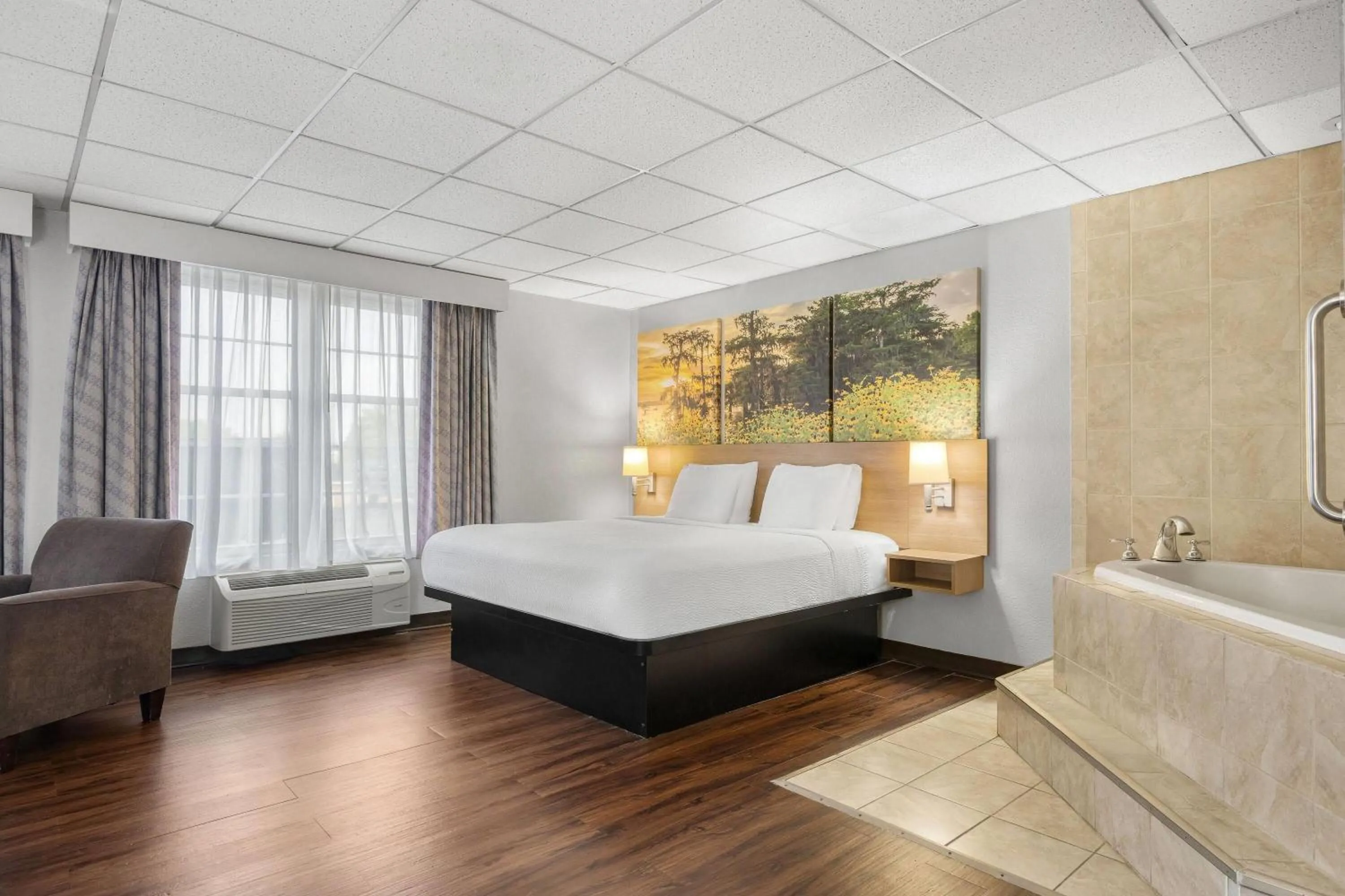 Bath, Bed in Days Inn by Wyndham Madisonville