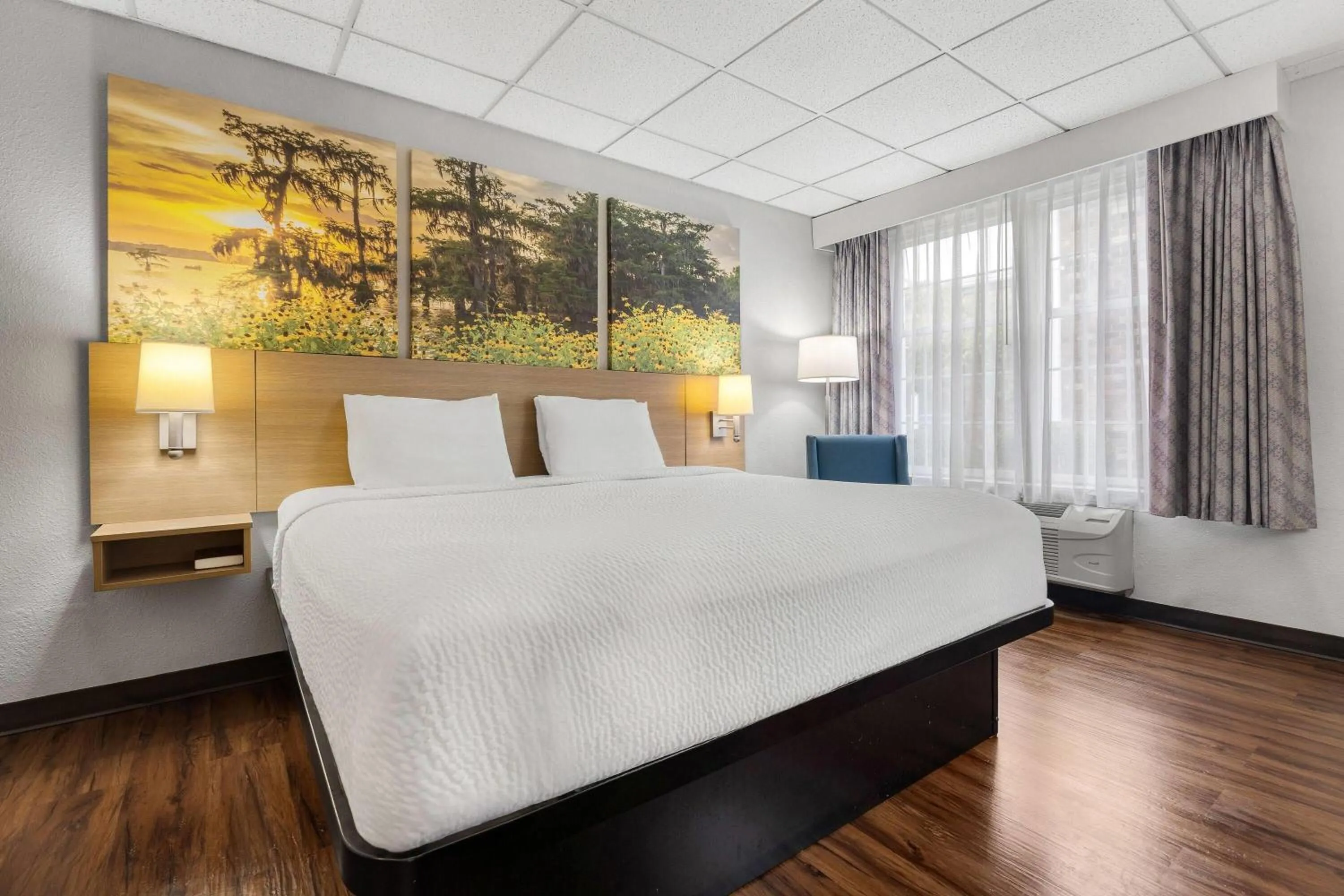 Bed in Days Inn by Wyndham Madisonville