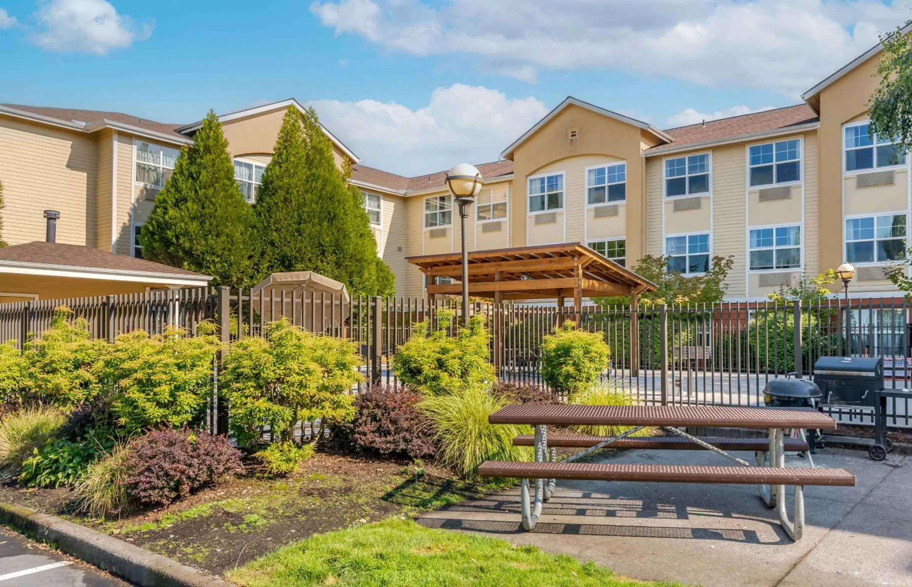 Property building in Extended Stay America Suites - Portland - Hillsboro Property building in Extended Stay America Suites - Portland - Hillsboro