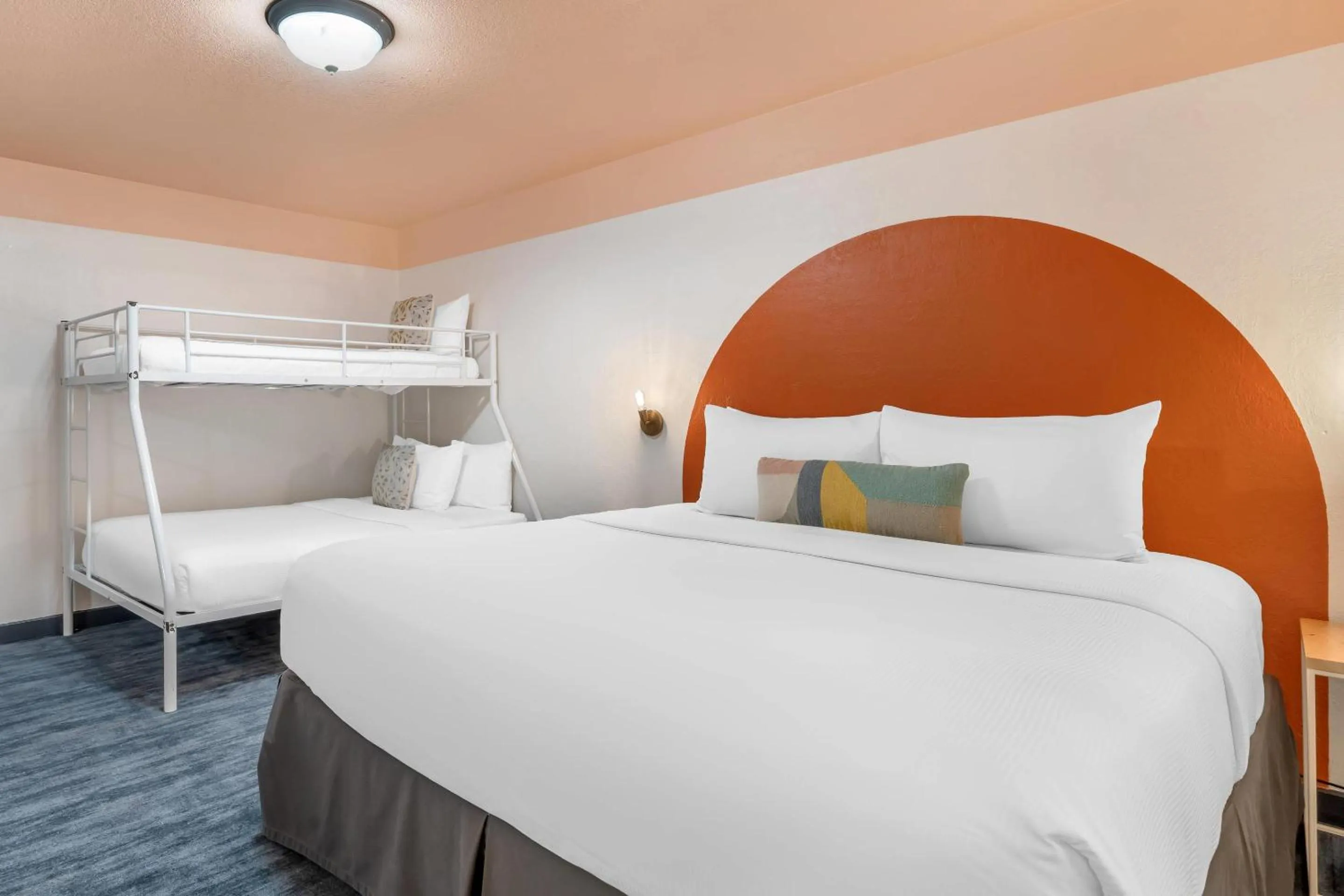 Bedroom, Bed in The Sandman Santa Rosa Sonoma, an Ascend Collection Hotel