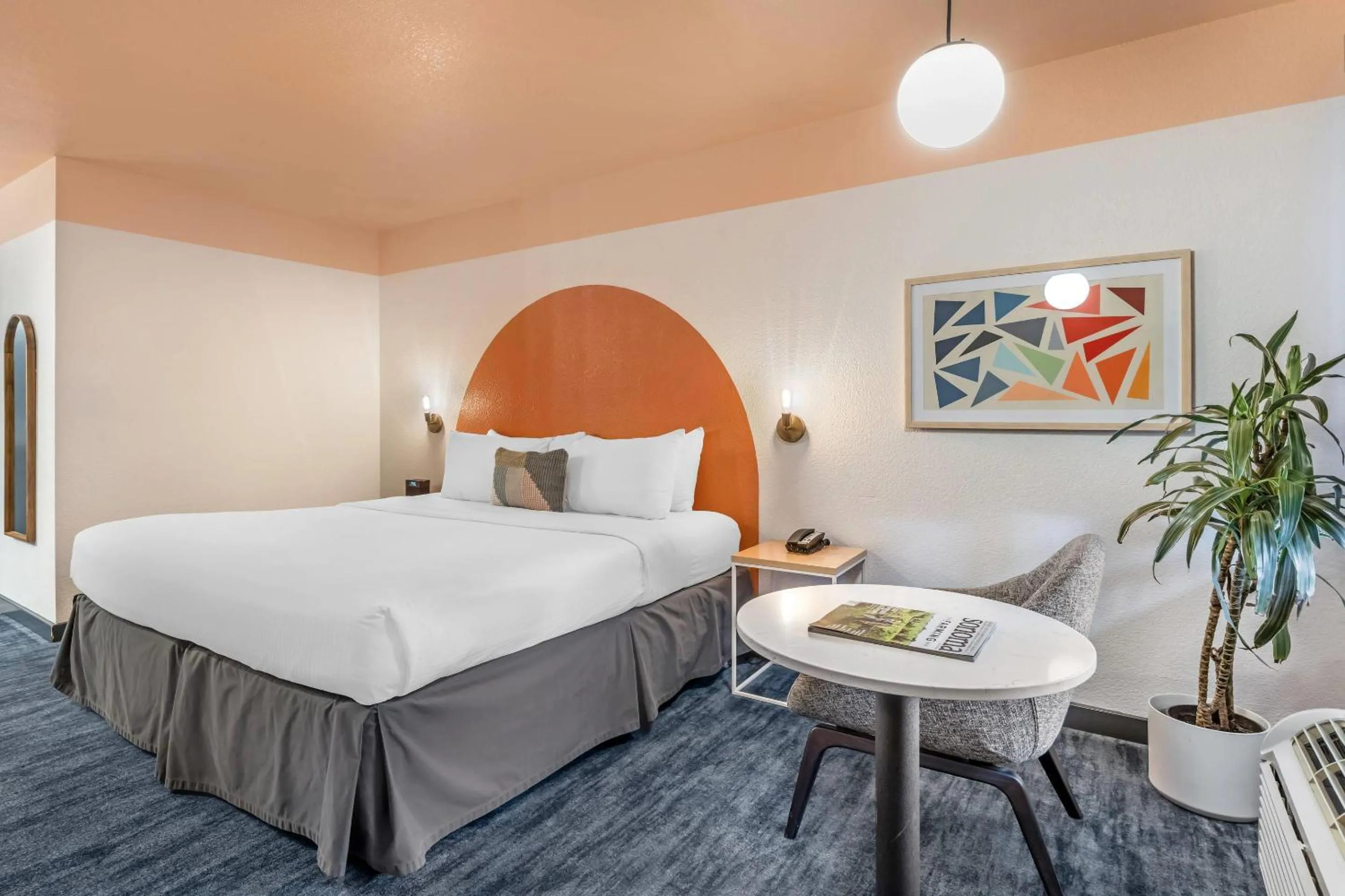 Bedroom, Bed in The Sandman Santa Rosa Sonoma, an Ascend Collection Hotel