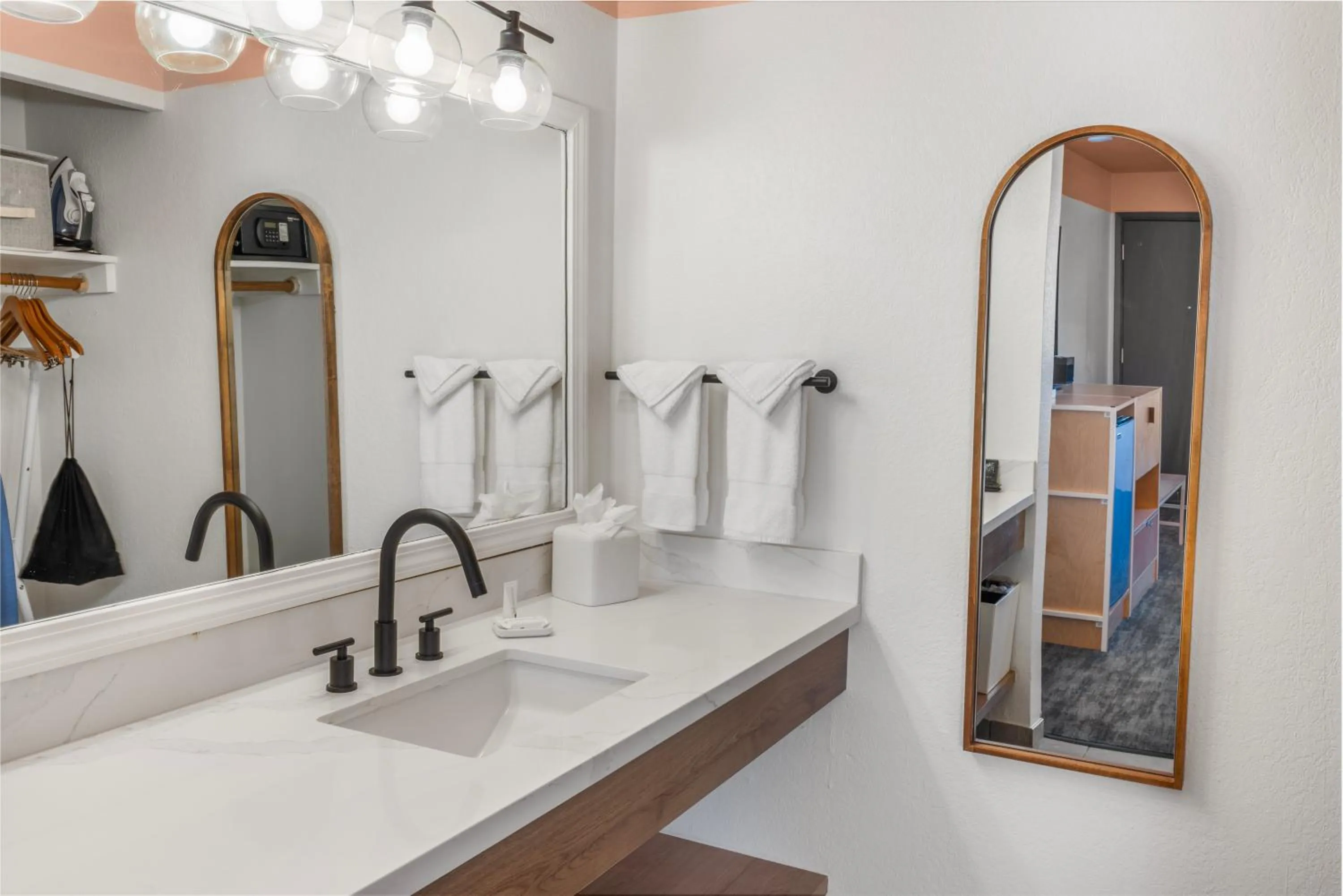 Bathroom in The Sandman Santa Rosa Sonoma, an Ascend Collection Hotel