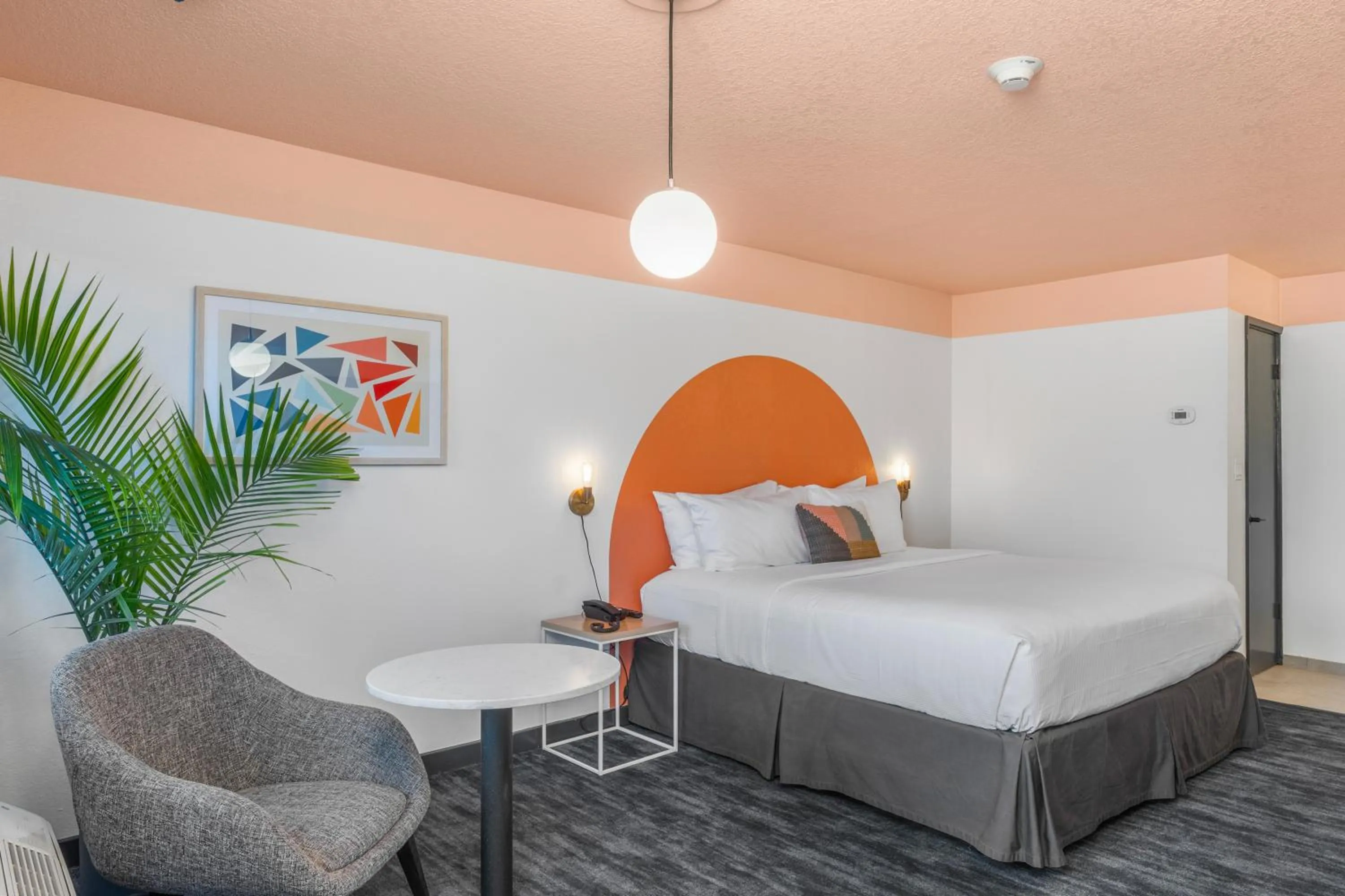 Seating area, Bed in The Sandman Santa Rosa Sonoma, an Ascend Collection Hotel