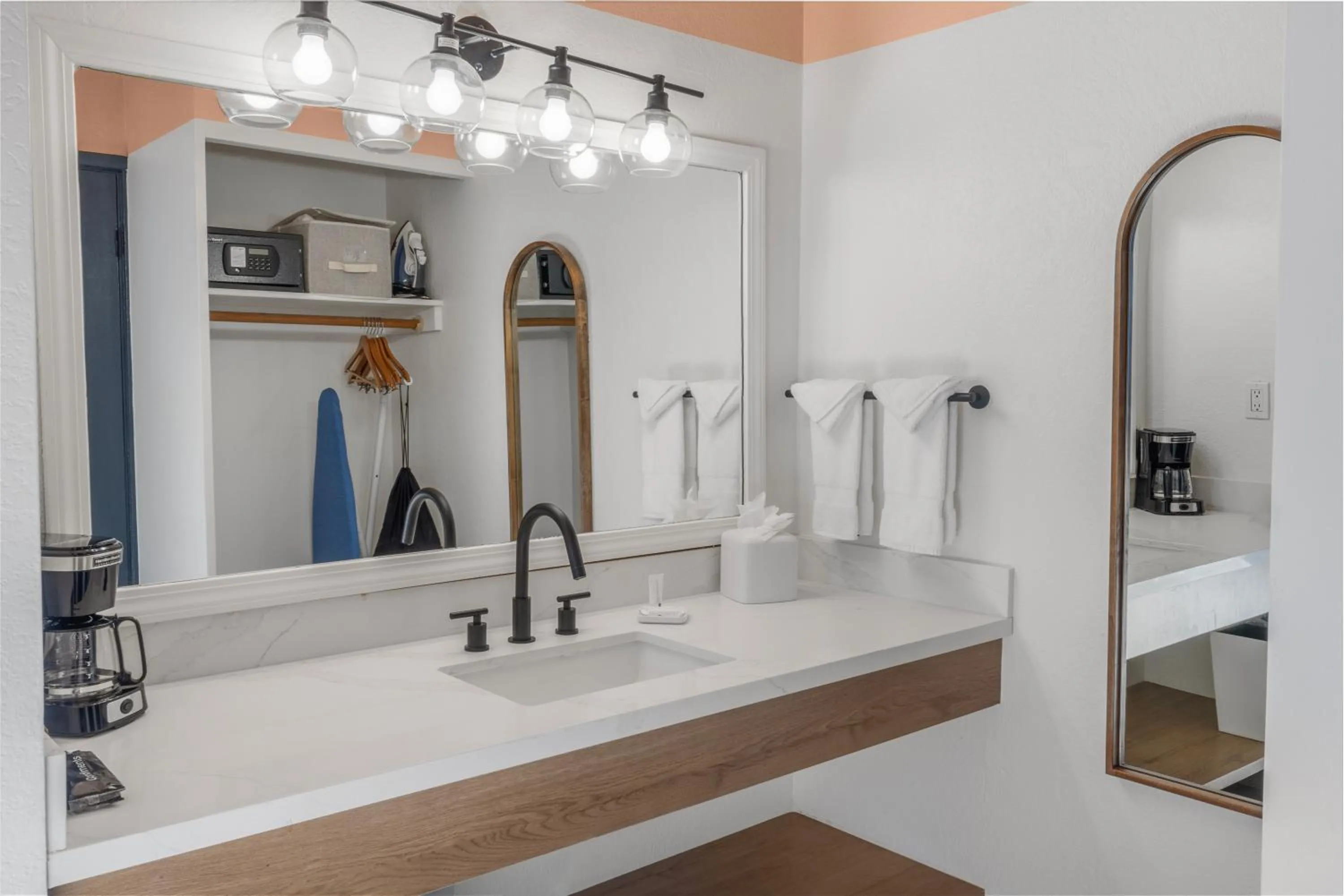 Bathroom in The Sandman Santa Rosa Sonoma, an Ascend Collection Hotel