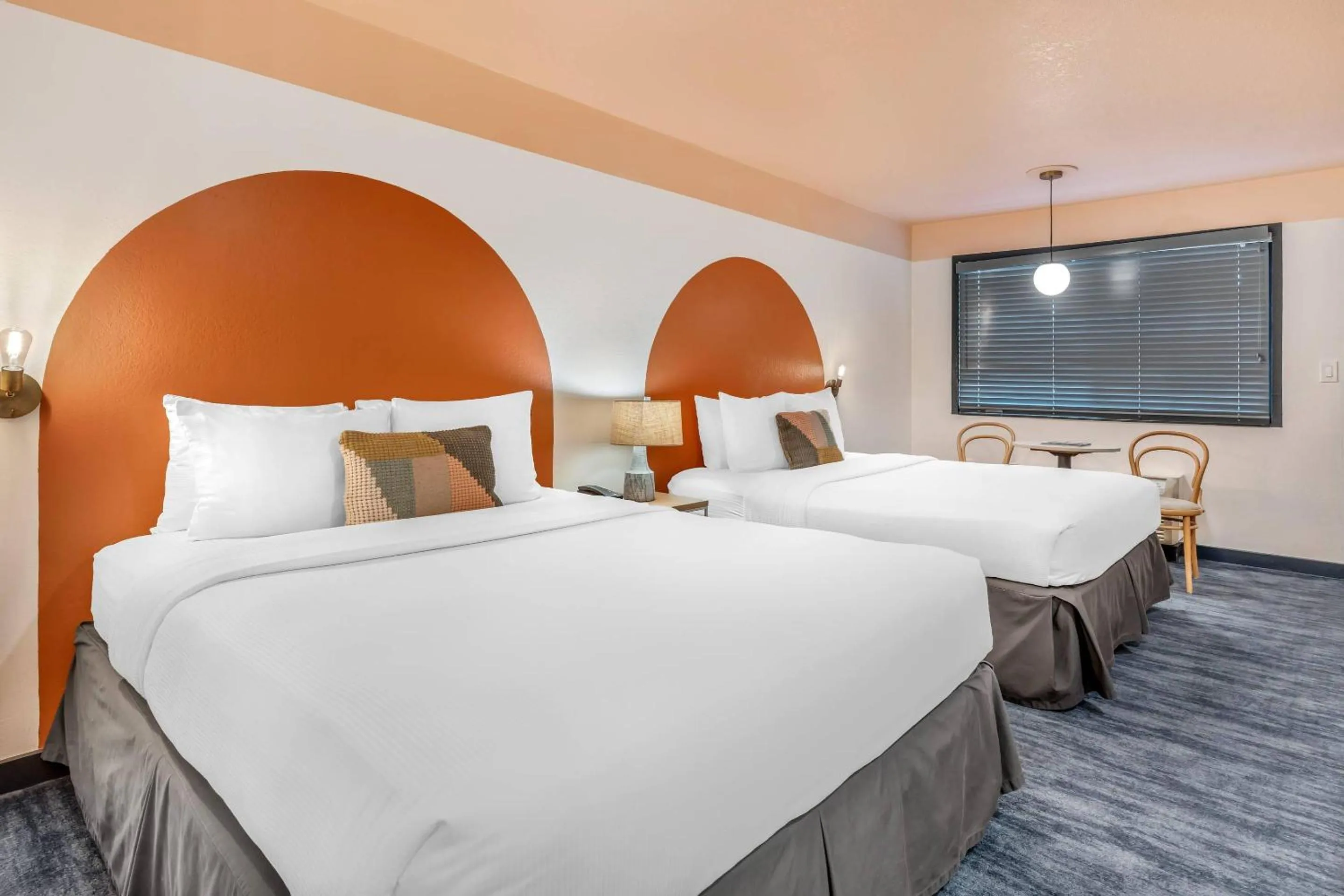 Bedroom, Bed in The Sandman Santa Rosa Sonoma, an Ascend Collection Hotel