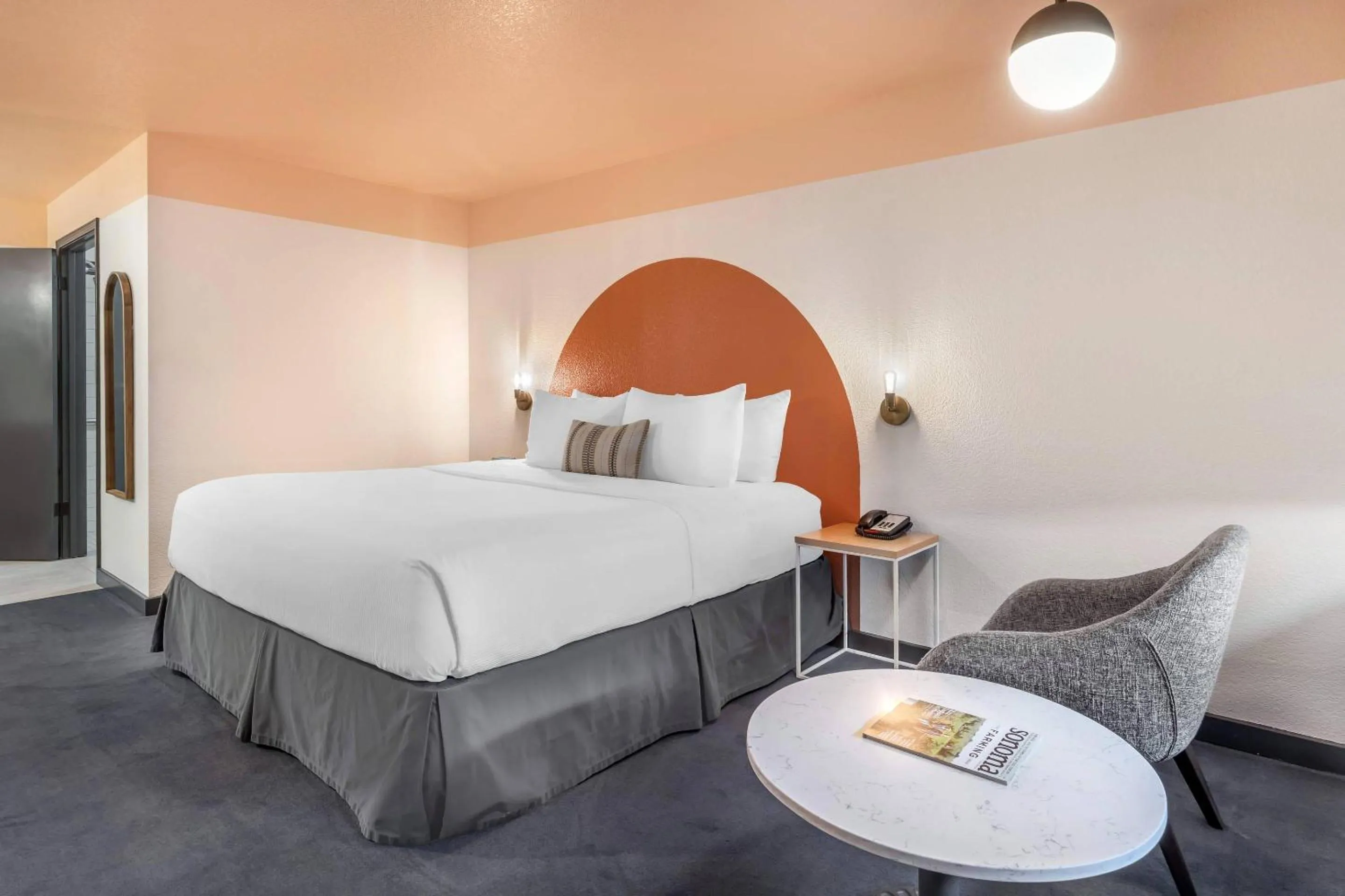 Bedroom, Bed in The Sandman Santa Rosa Sonoma, an Ascend Collection Hotel