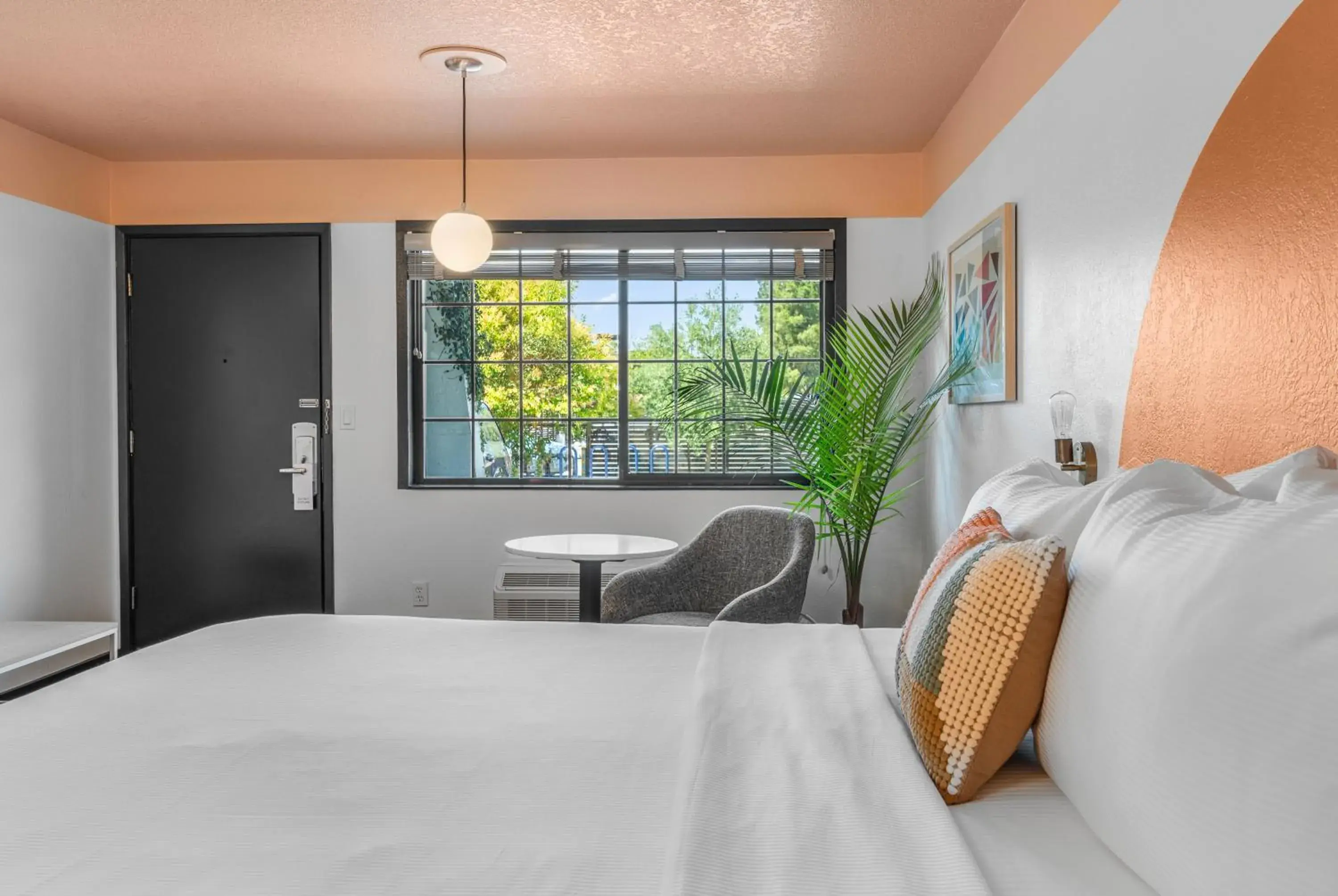 Deluxe Queen Room in The Sandman Santa Rosa Sonoma, an Ascend Collection Hotel Deluxe Queen Room in The Sandman Santa Rosa Sonoma, an Ascend Collection Hotel