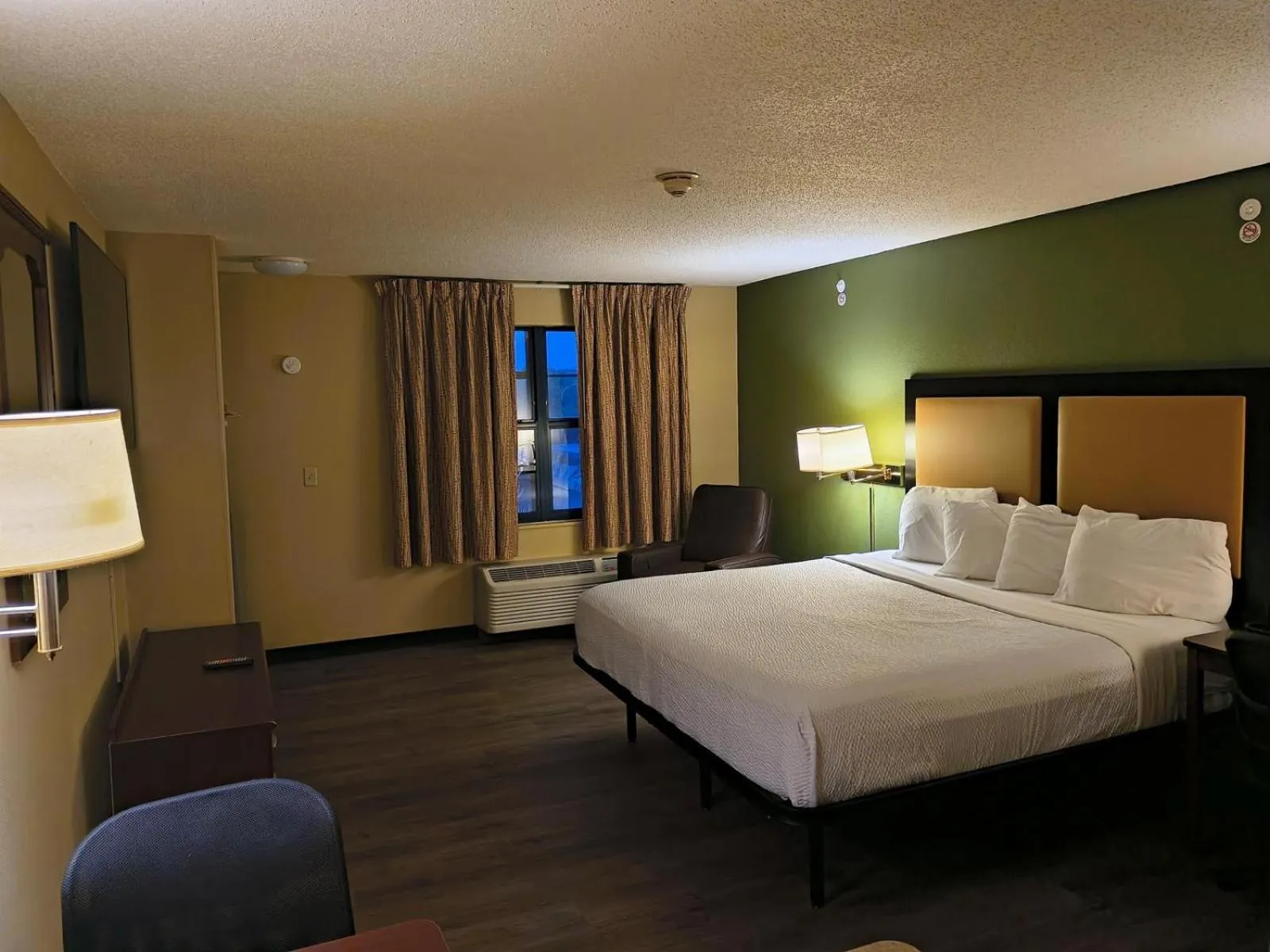 Bed in Extended Stay America Suites - Chicago - Schaumburg - Convention Center