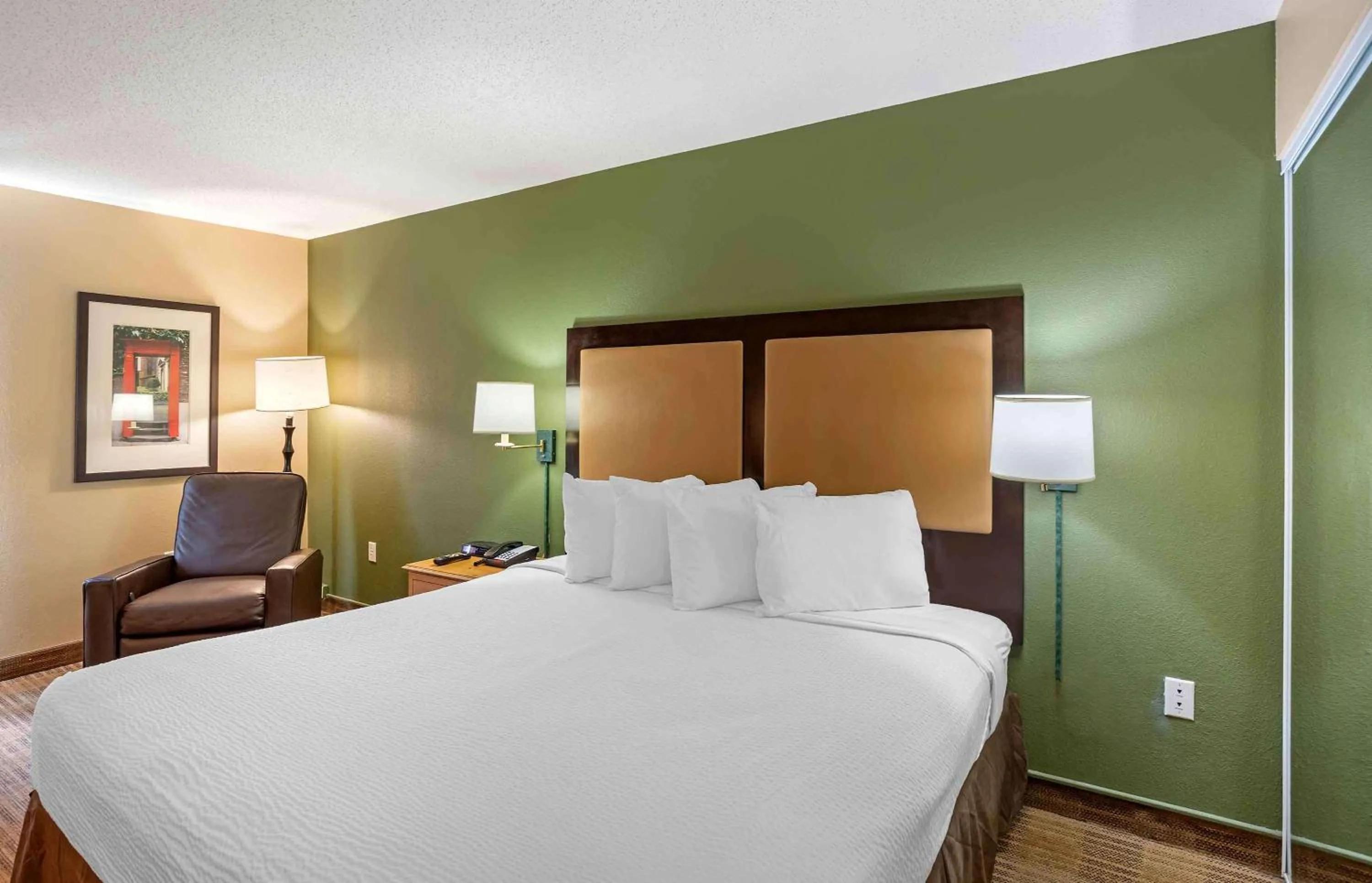 Bedroom, Bed in Extended Stay America Suites - Philadelphia - Horsham - Dresher Rd