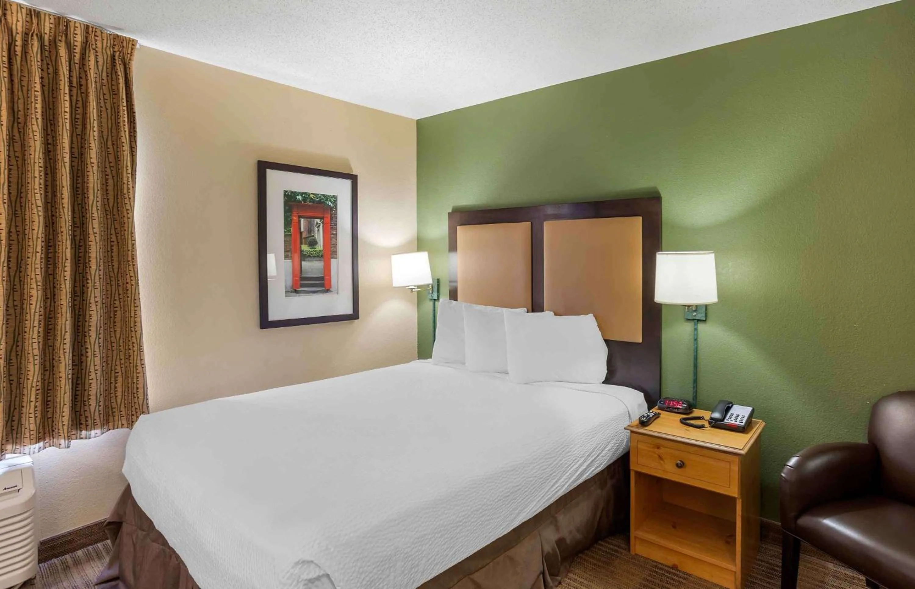 Bedroom, Bed in Extended Stay America Suites - Philadelphia - Horsham - Dresher Rd