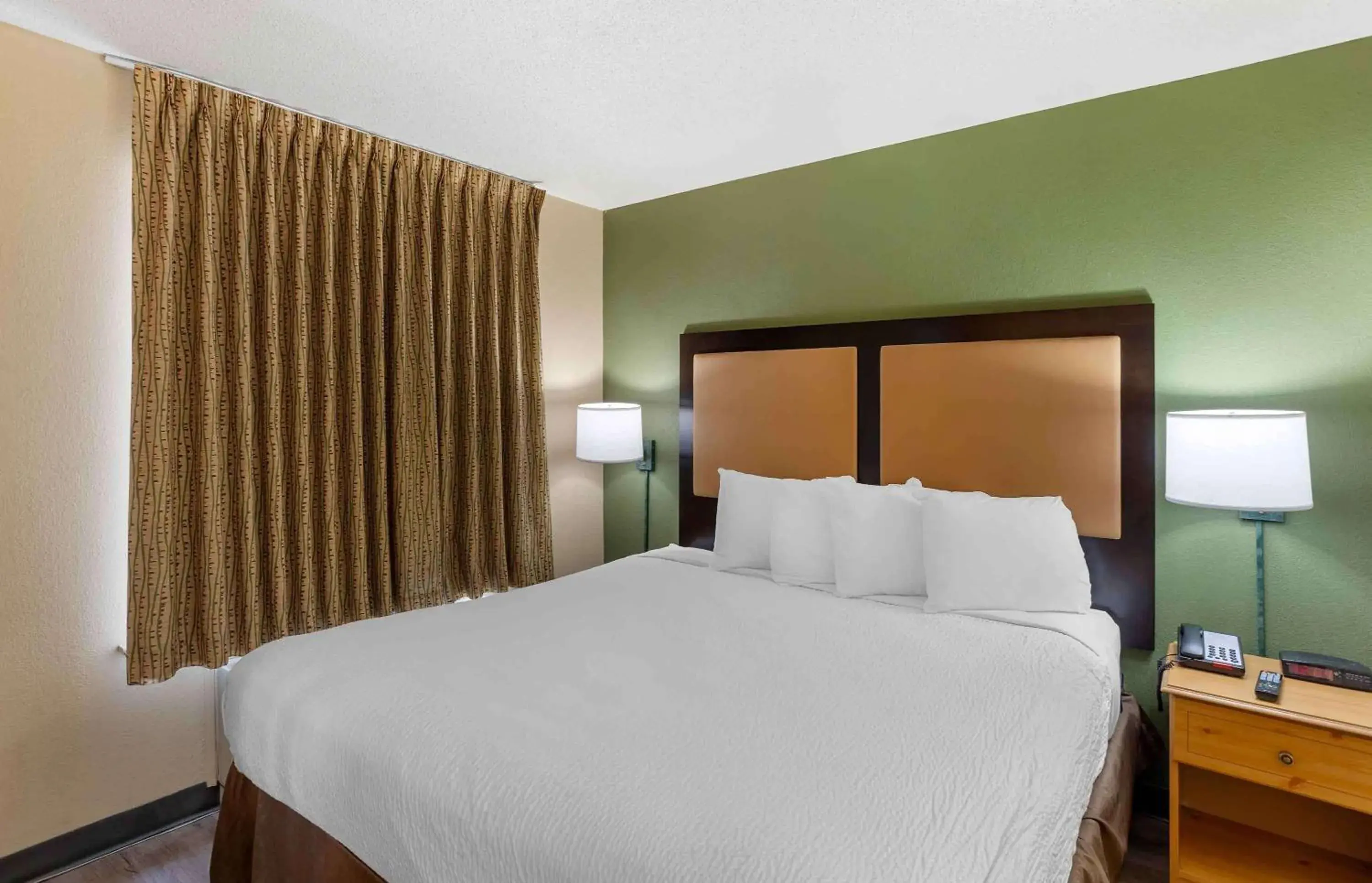 Deluxe Studio with 1 King Bed - Non-Smoking in Extended Stay America Suites - Philadelphia - Horsham - Dresher Rd Deluxe Studio with 1 King Bed - Non-Smoking in Extended Stay America Suites - Philadelphia - Horsham - Dresher Rd