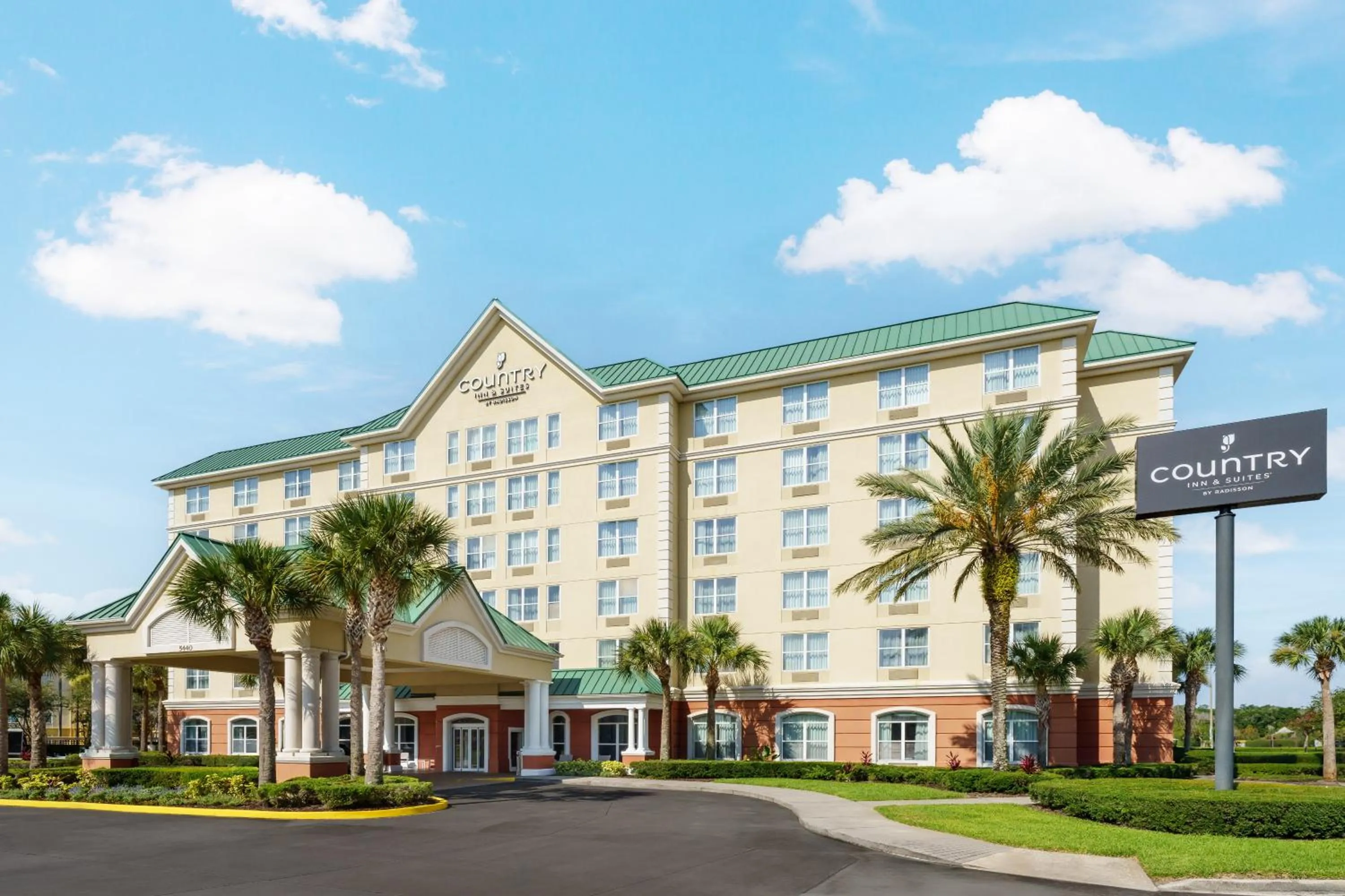 Property building in Country Inn & Suites by Radisson, Orlando Airport, FL