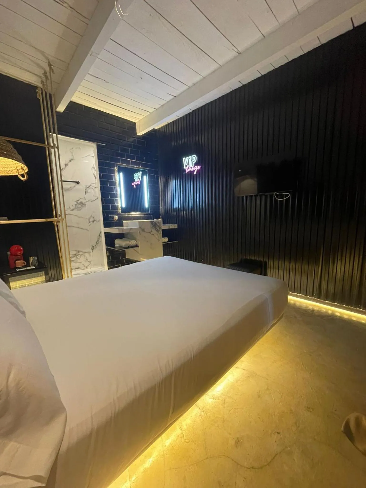 Property building, Bed in PAIISE Hotels