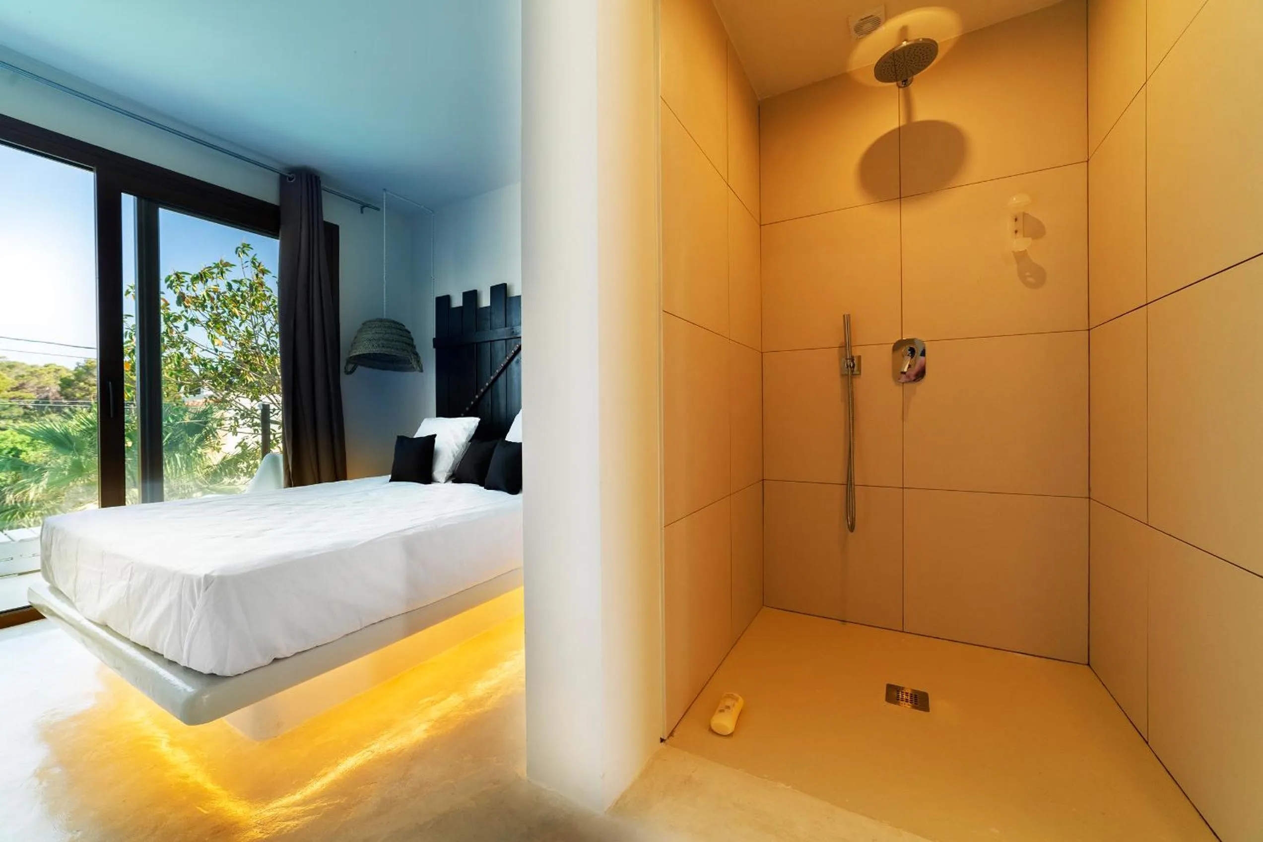 Shower, Bed in PAIISE Hotels