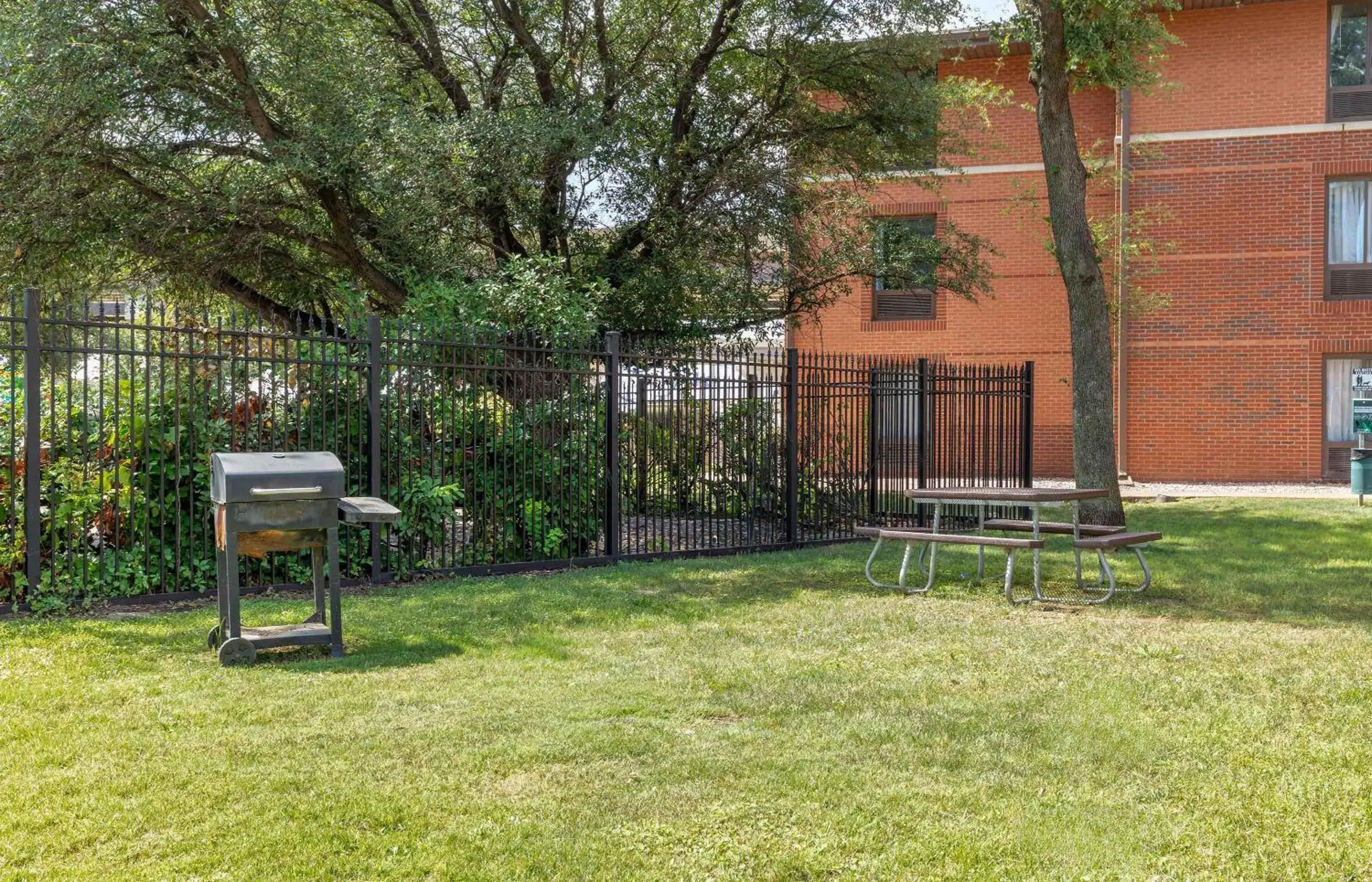 Property building in Extended Stay America Suites - Arlington - Six Flags Property building in Extended Stay America Suites - Arlington - Six Flags